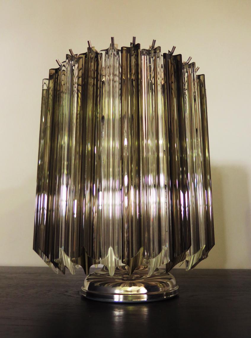Quadriedri-Tischlampe – Venini-Stil – Papierumrandung und Rauchprismen (Glaskunst) im Angebot