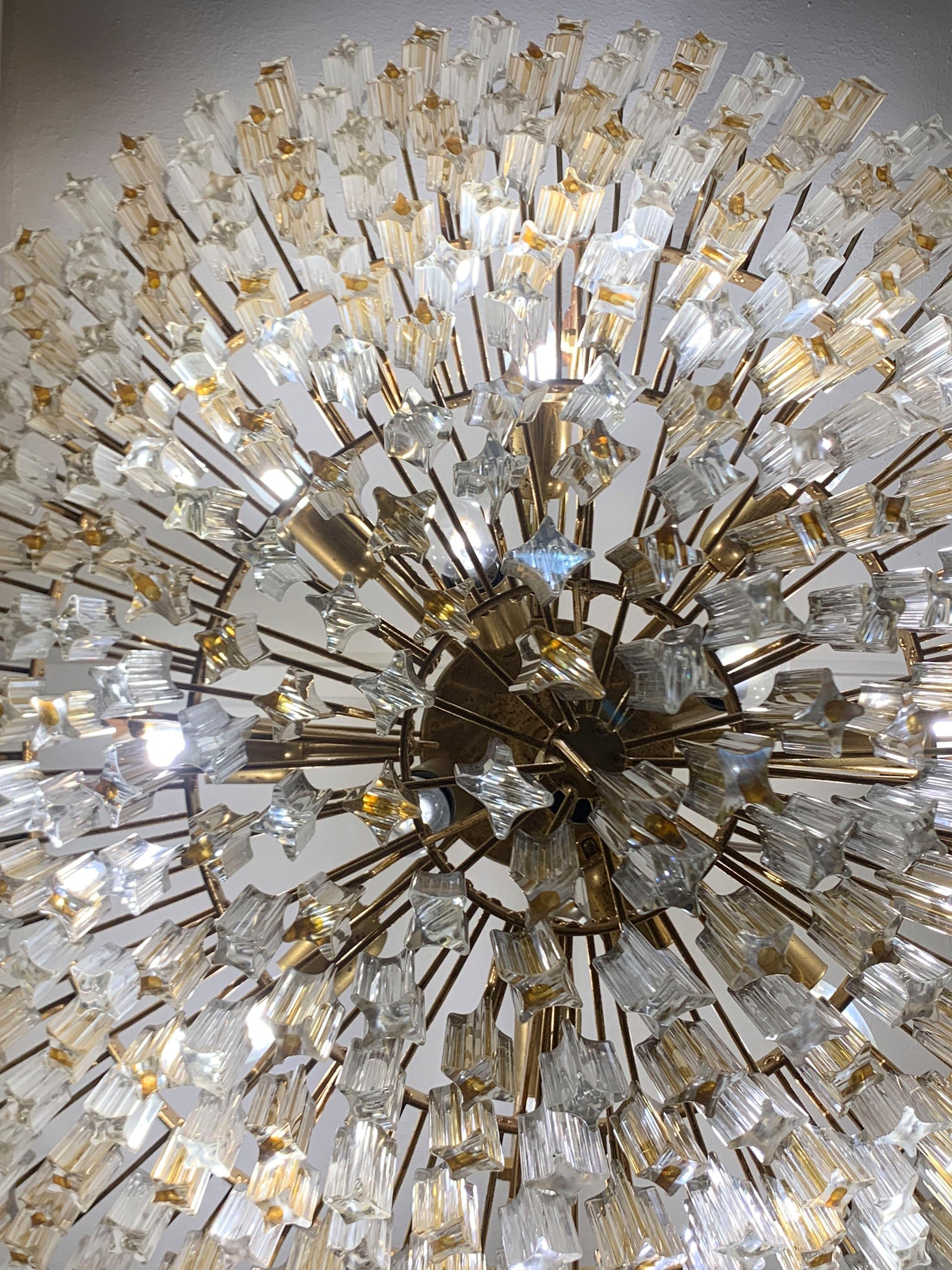 Lampadario veneziano italiano Quadriedro degli anni '60, attribuito a Venini, con una bellissima forma a cono composta da elementi in vetro soffiato di Murano (a forma di diamante) in due tonalità, trasparente e giallo chiaro tagliato a 45