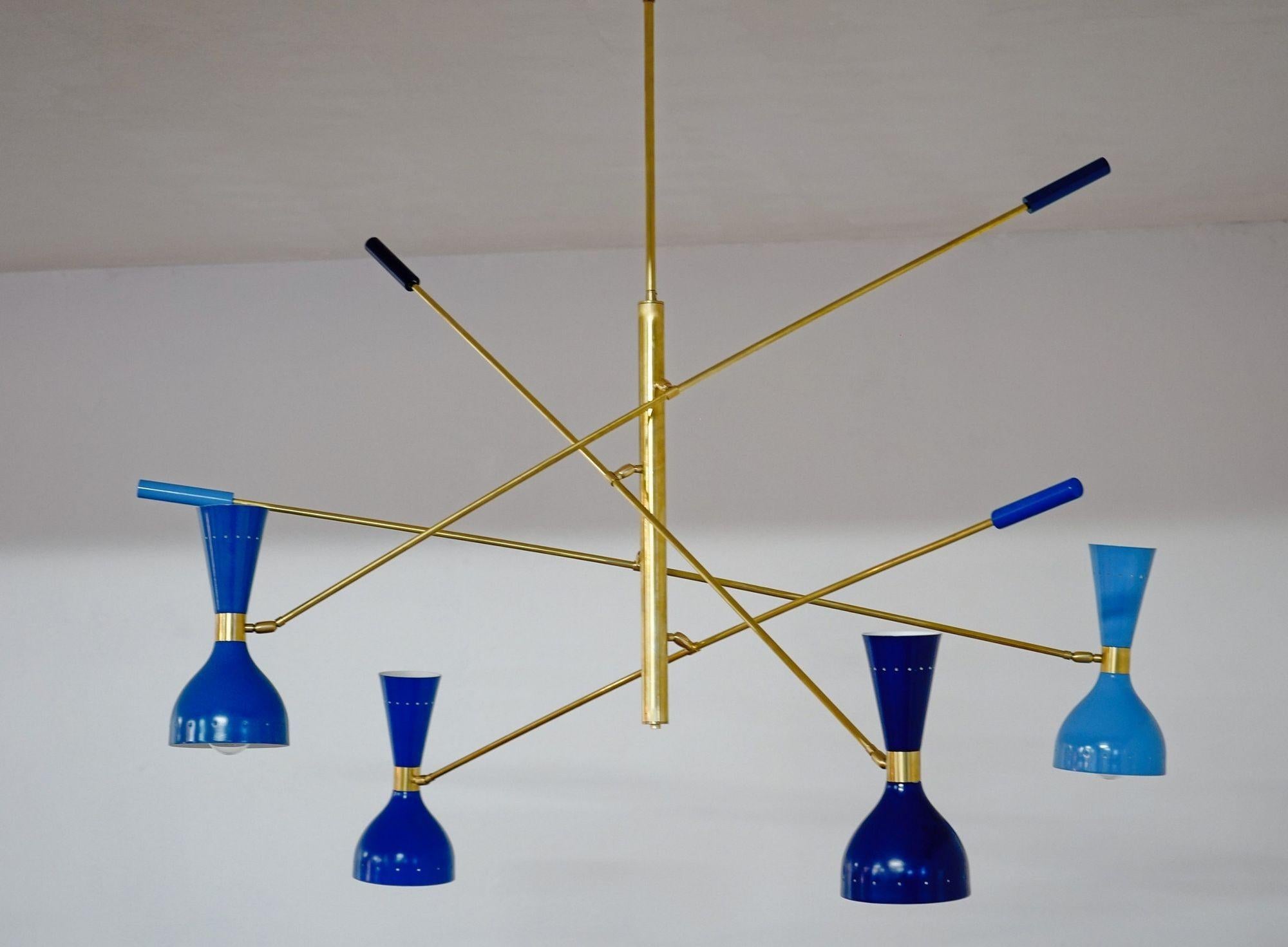Der Kronleuchter ist von den berühmten Leuchten der italienischen Studios Arteluce und Stilnovo aus der Mitte des Jahrhunderts inspiriert, insbesondere von der Triennale-Leuchte von Angelo Lelii. Durch die Verwendung von vier verschiedenen Blautönen