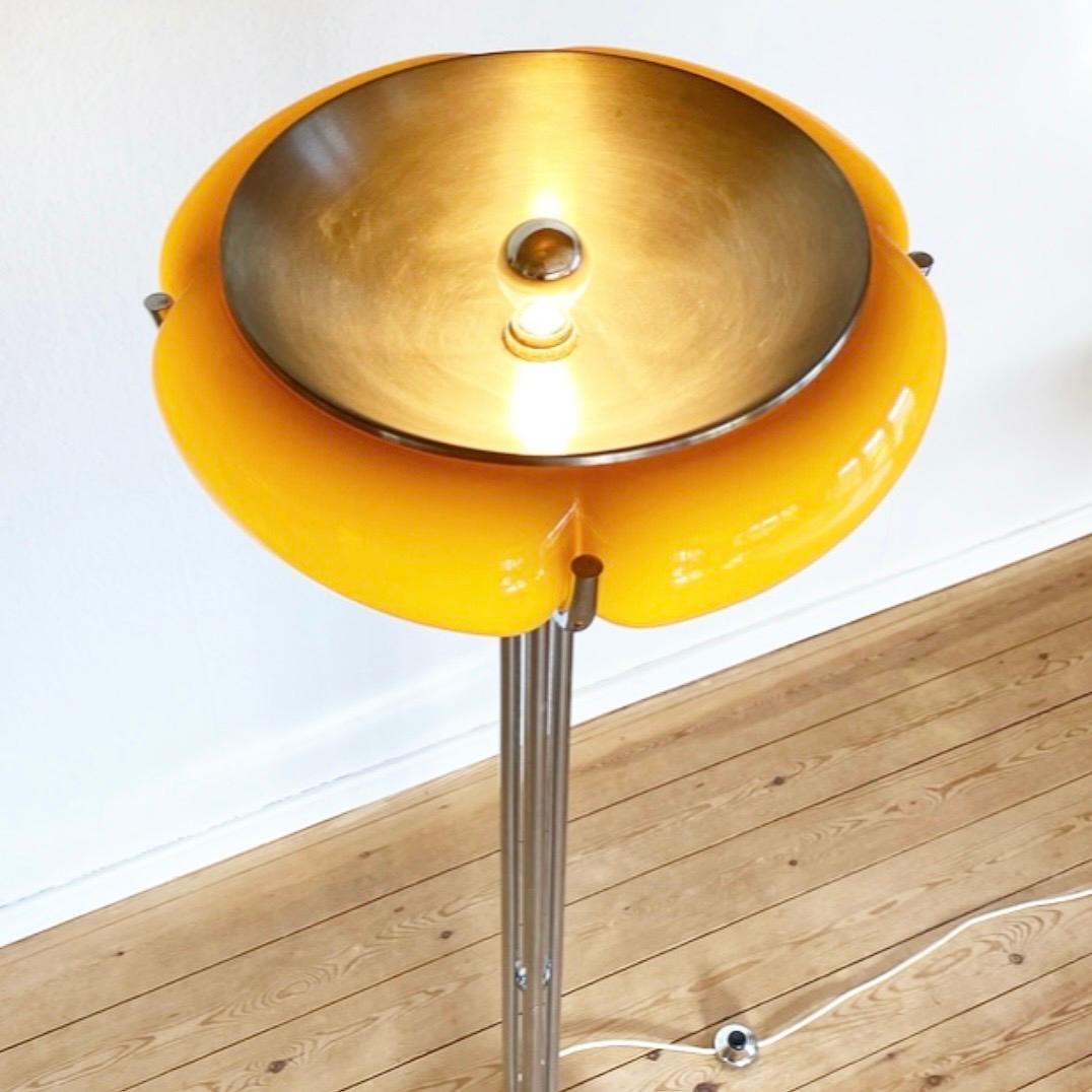 Iconic Quadrifolgio floor lamp, chrome plated base with caramel colored plastic shade. 

Excellent condition with very few age related signs of use. 

Designed by Luigi Massoni in the 1970s (he was head head of design at Guzzini) in
