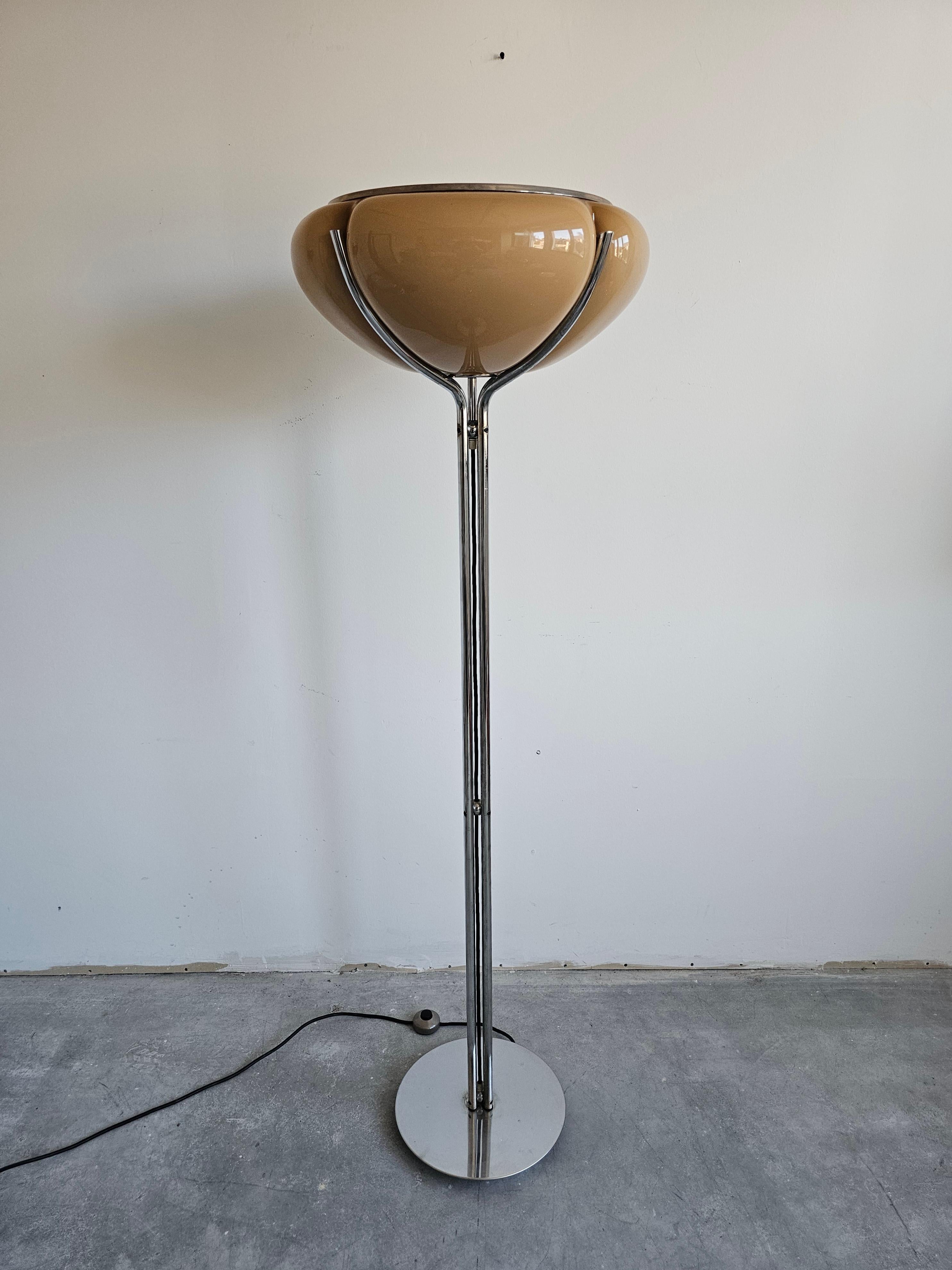 Quadrifoglio Floor Lamp designed by Harvey Guzzini, manufactured by Meblo In Good Condition In Beograd, RS