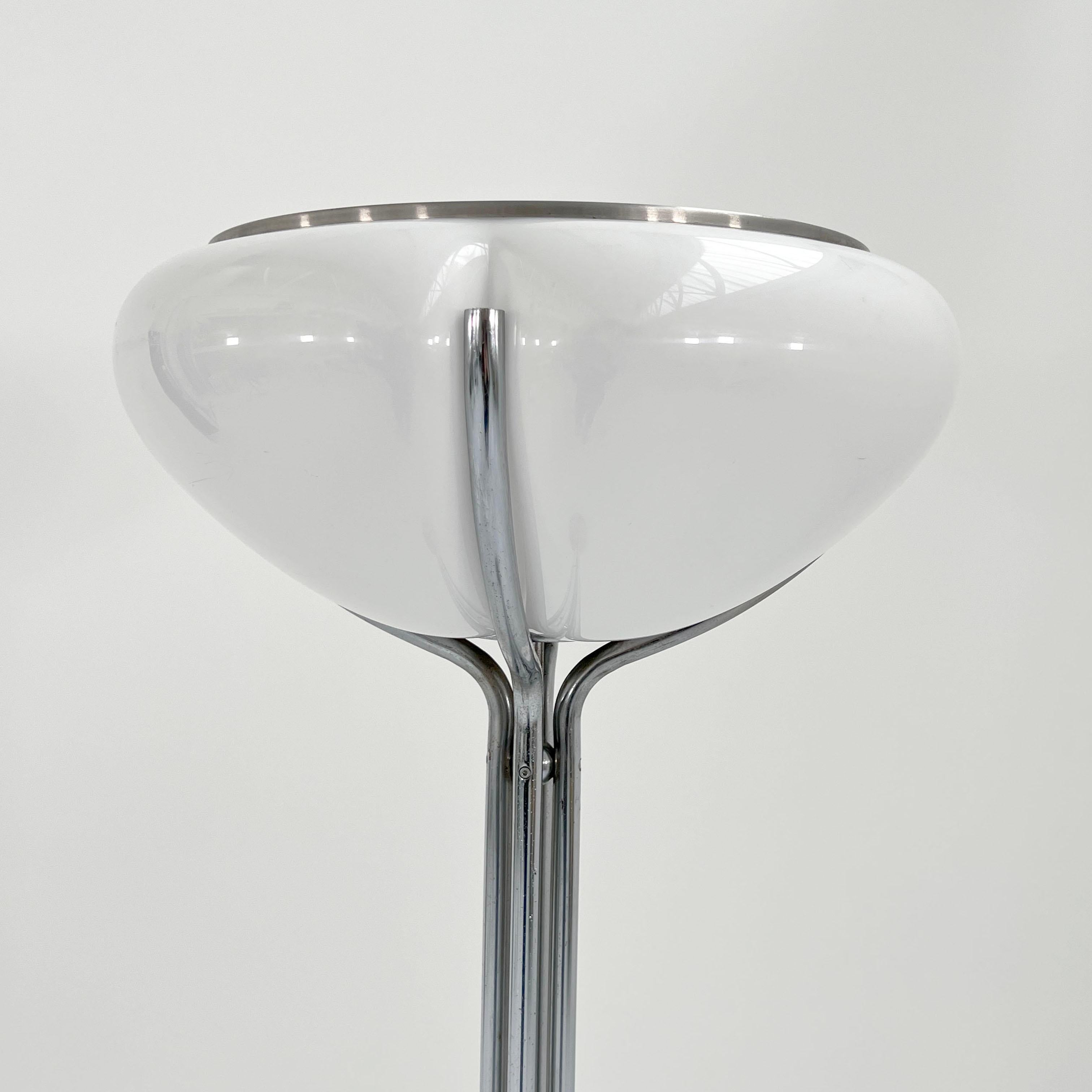 Quadrifoglio Floor Lamp from Harvey Guzzini, 1970s In Good Condition For Sale In Ixelles, Bruxelles