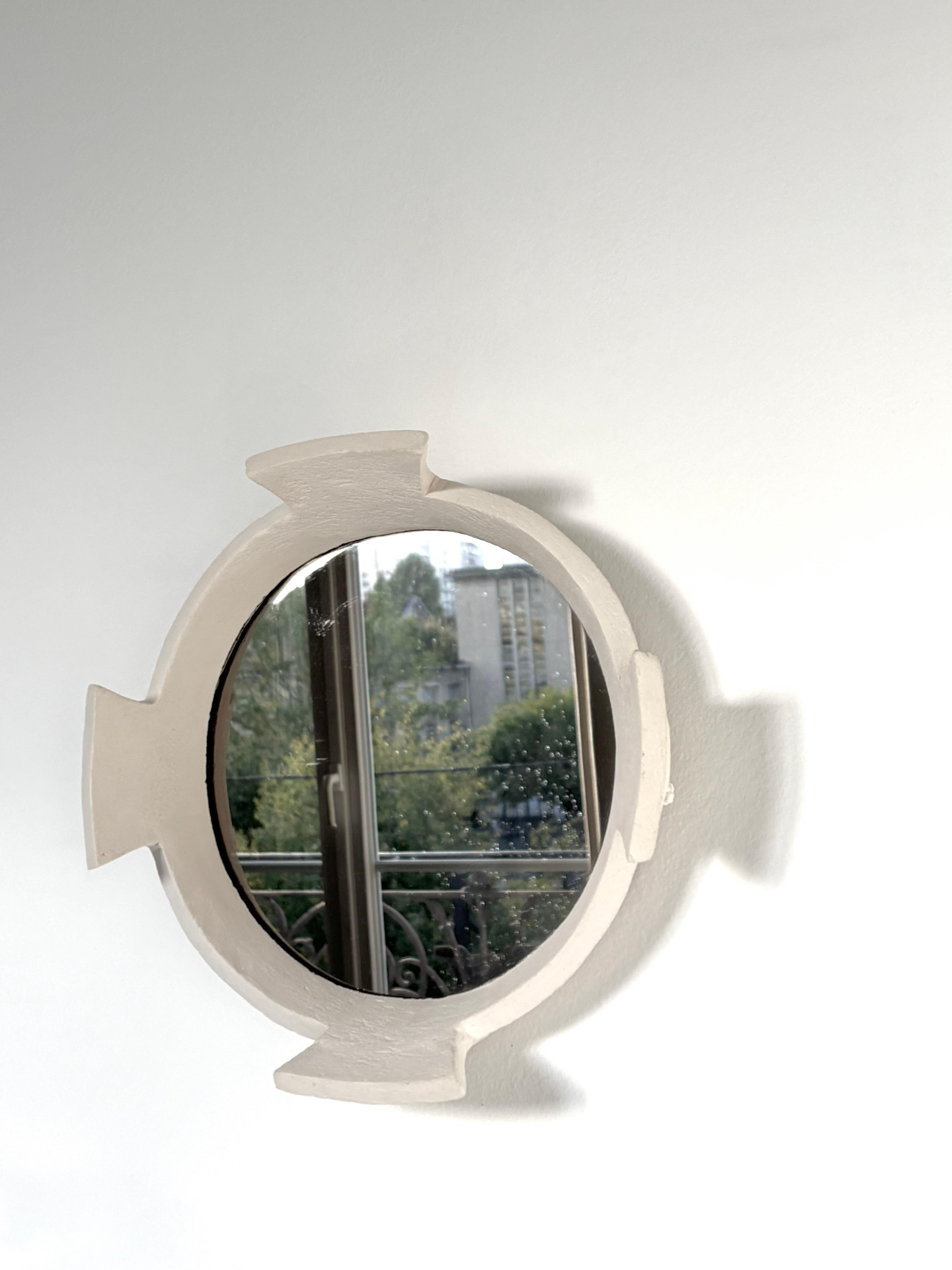 Espejo de cerámica hecho a mano Quadrifoglio de Renzo Maar
Hecho a mano
Dimensiones: D 27 x A 10 cm (las dimensiones son aproximadas)
Materiales: Cerámica, gres blanco, esmalte, espejo.

Disponible en espejo ahumado o transparente. Póngase en