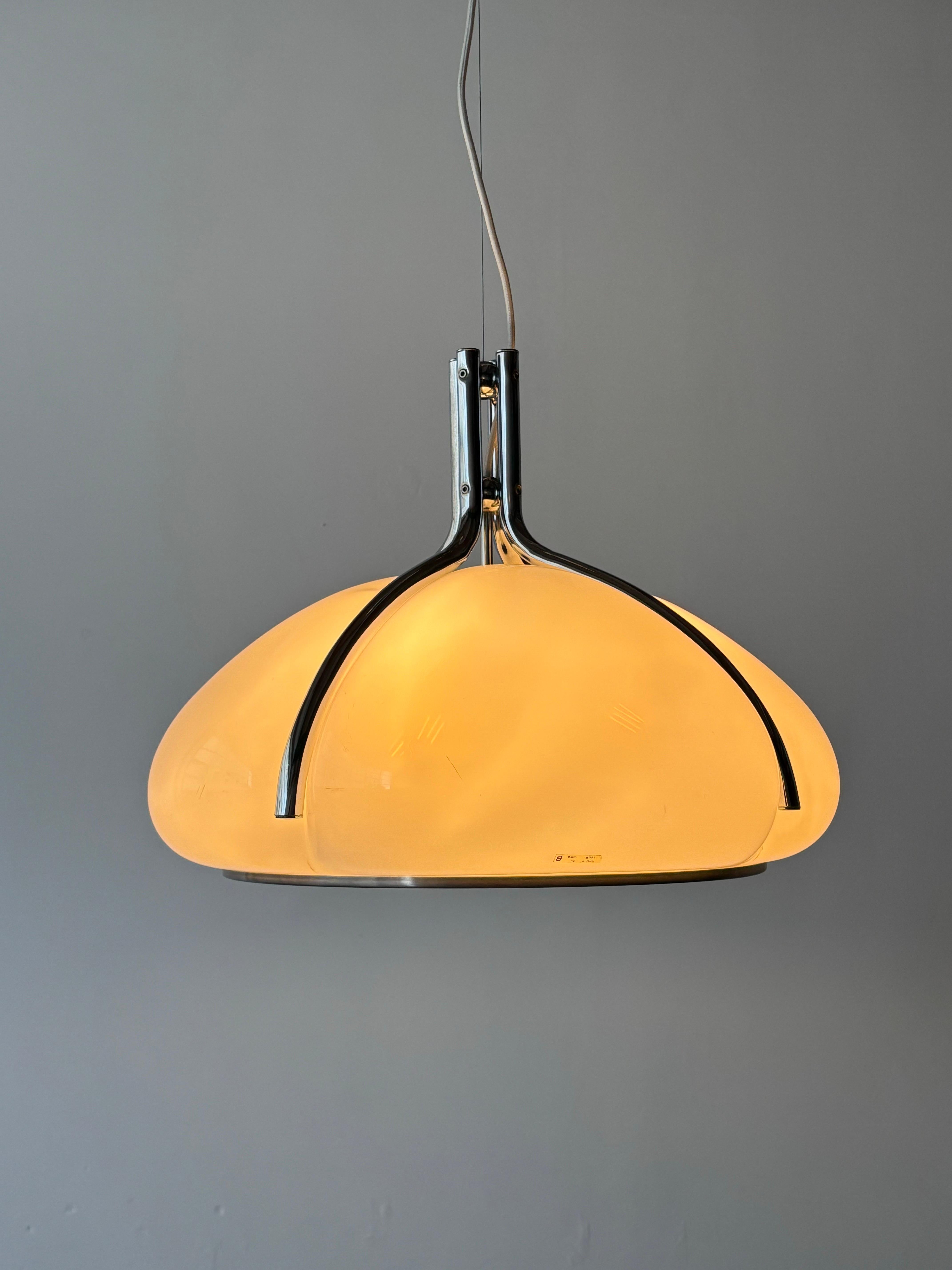 La lámpara colgante Quadrifoglio, diseñada por Gae Aulenti para Harvey Guzzini en la década de 1970, es un sorprendente ejemplo del diseño de iluminación moderno de mediados de siglo. Su forma geométrica en forma de flor, inspirada en el trébol de