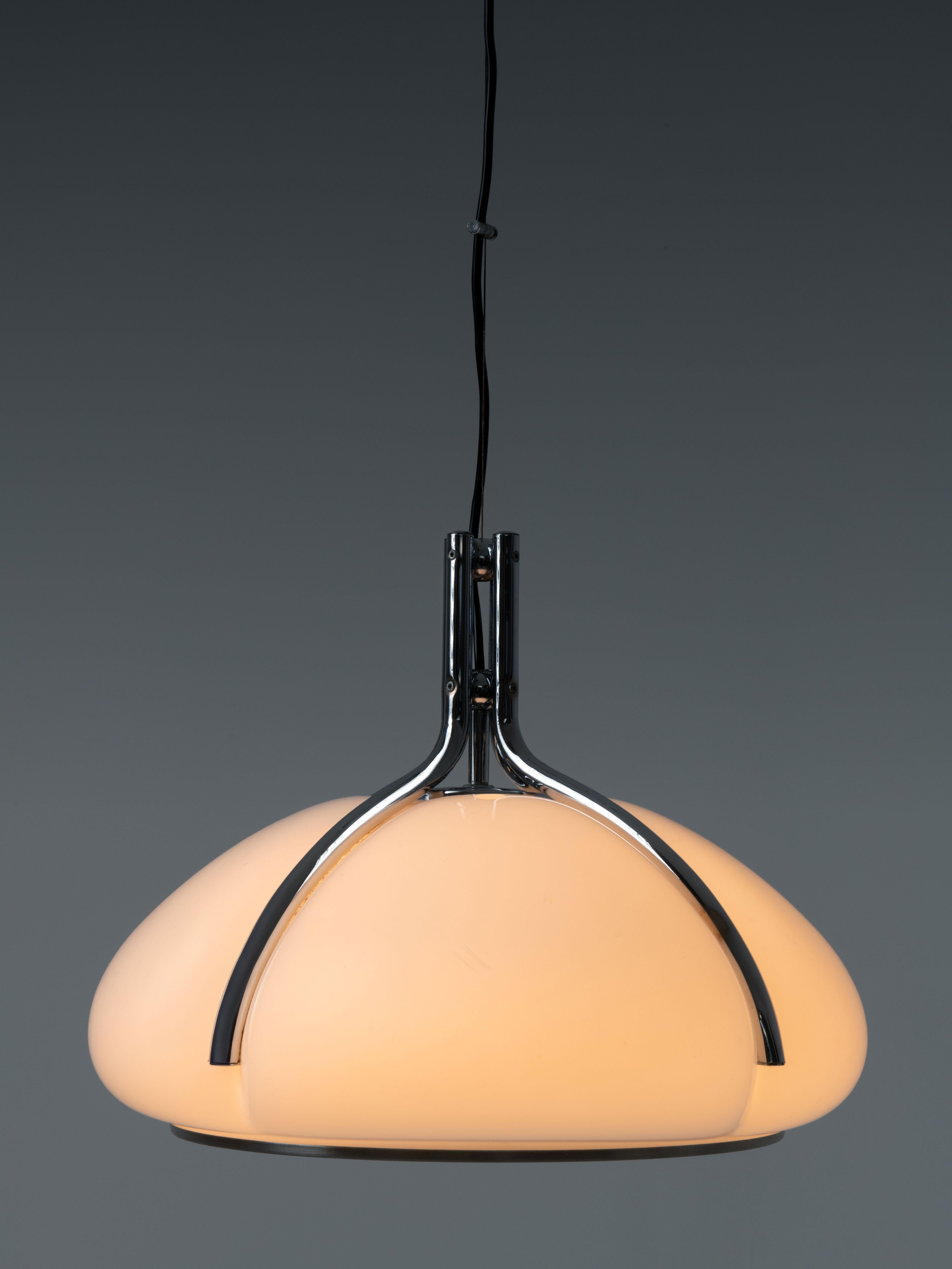 This Quadrifoglio pendant lamp consists of a white acrylic lampshade supported by four chromed metal rods. On the inside we can find a chrome reflector where the light bulb is placed.
The acrylic and chrome metal parts have been positioned and