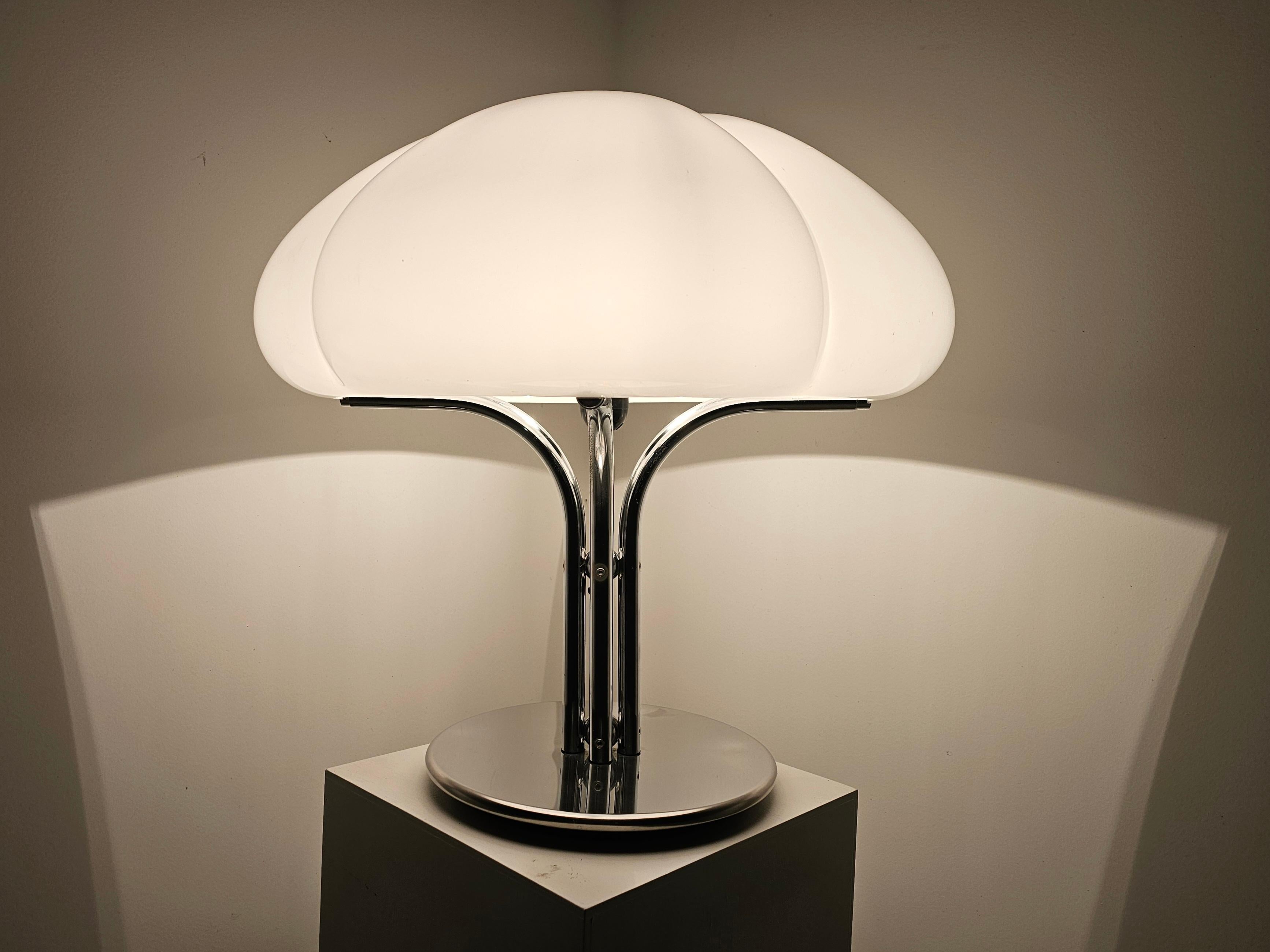 Quadrifoglio lamp, Harvey Guzzini, 1970s.

A stunning and very rare early edition vintage table Lamp designed by Harvey Guzzini in Italy. This model is called the 'Quadrifoglio' lamp. It has a lovely curvy white acrylic shade and a chrome base. it