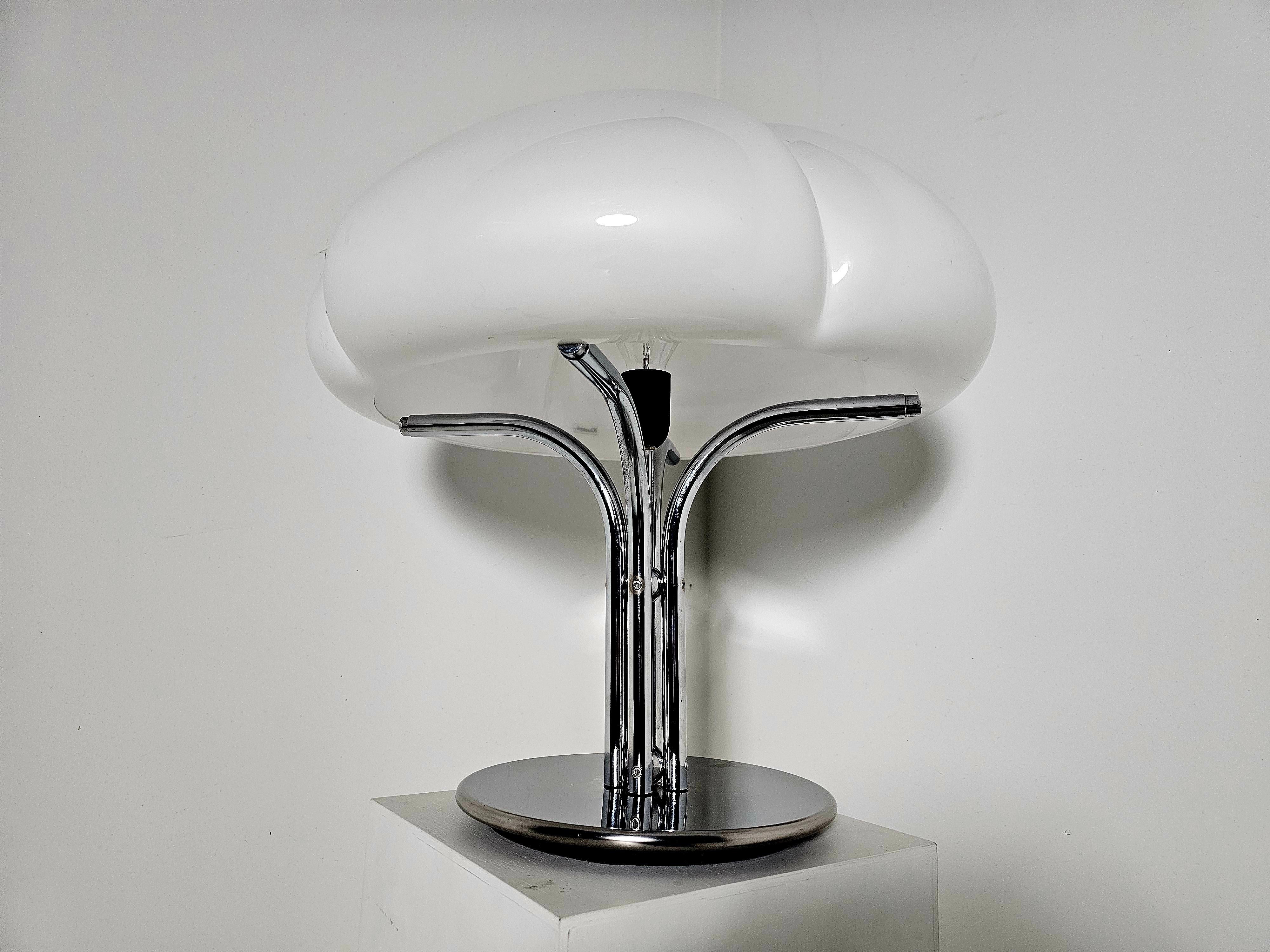 Quadrifoglio table lamp by  Harvey Guzzini, 1970s In Good Condition For Sale In amstelveen, NL