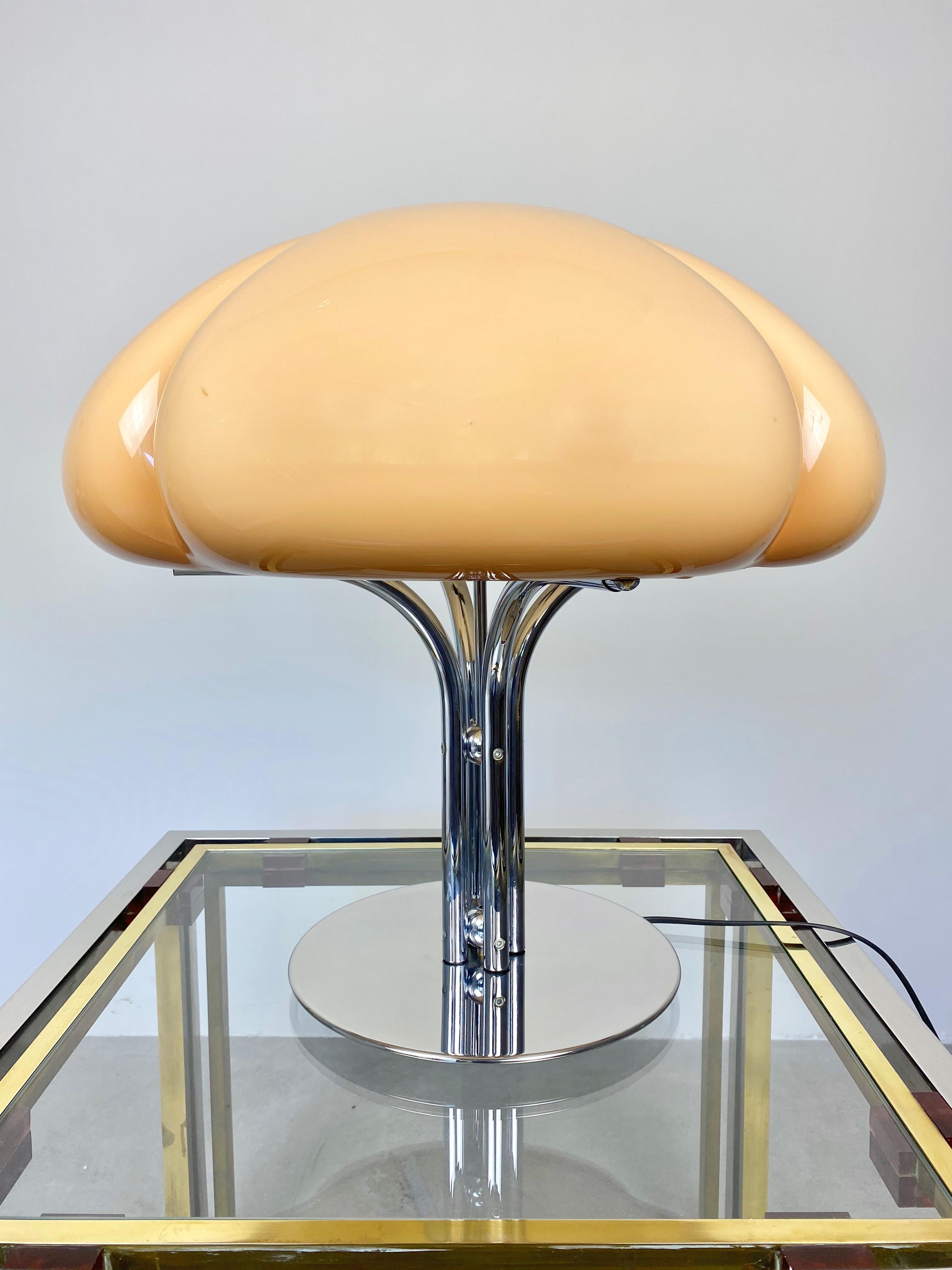 Lampe de table Quadrifoglio de Gae Aulenti pour Harvey Guzzini en chrome et acrylique caramel. Le chrome a été renouvelé tout comme le câblage électrique. 
L'étiquette originale est encore attachée (comme le montrent les photos) 

   