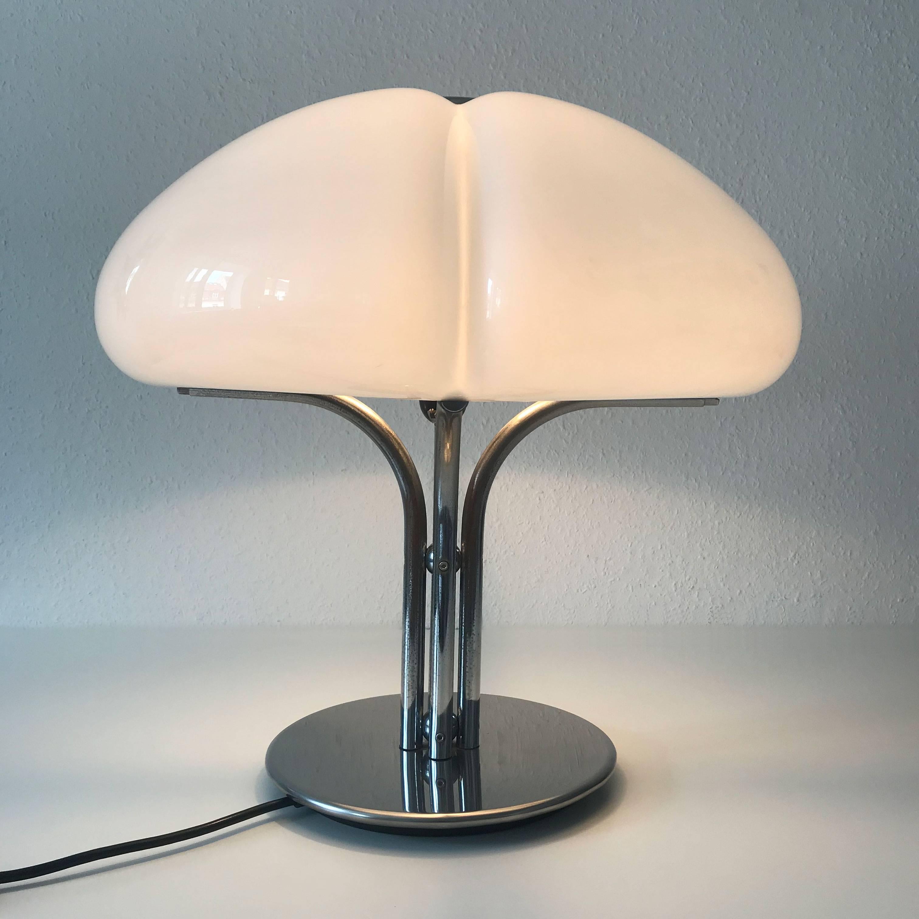 Étonnante:: rare et grande lampe de table moderne du milieu du siècle. Conçu par Gae Aulenti en 1968. Fabriqué par Harvey Luce ou Harvey Guzzini dans les années 1960-1970:: Italie. 

Cette lampe de table très recherchée et élégante est exécutée en