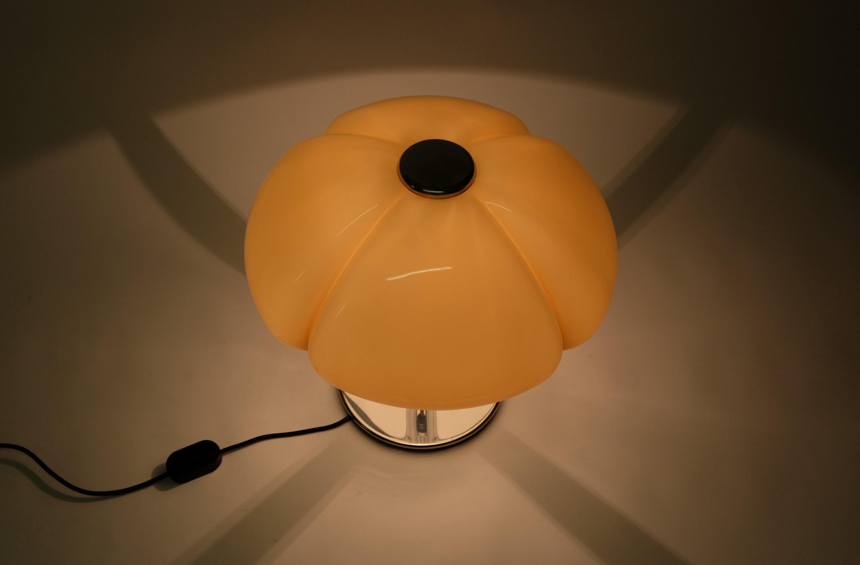 Quadrifoglio-Tischlampe von Gae Aulenti für Guzzini, Italien 1960er Jahre 4