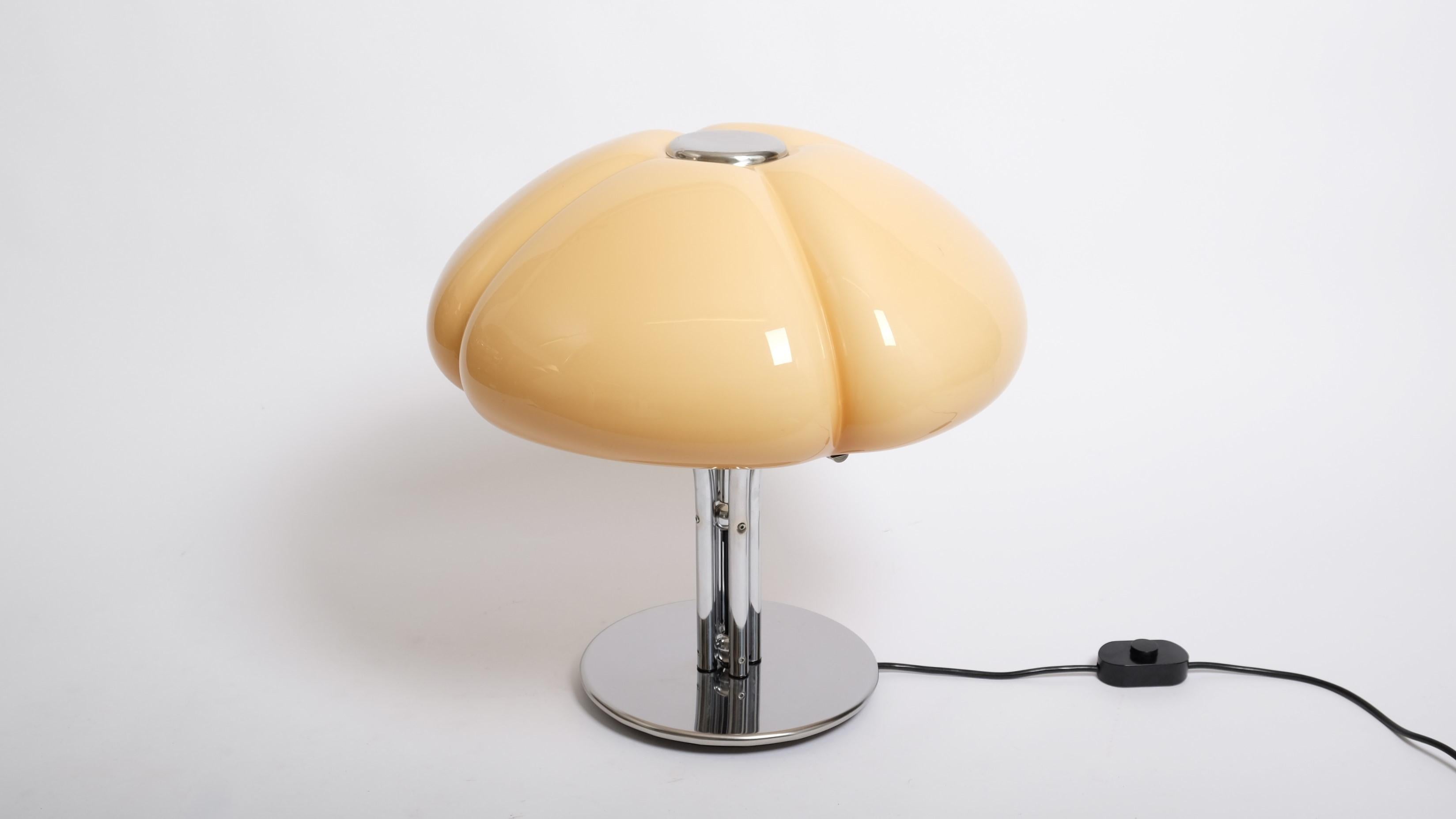 Iconic table lamp from the sixties, model ‘Quadrifoglio’. Designed by Gae Aulenti for Harvey Guzzini, Italy 1960s. Made of a chrome structure holding a biomorphic, soft looking plastic shade. With original Harvey Luce sticker.

The piece is in a