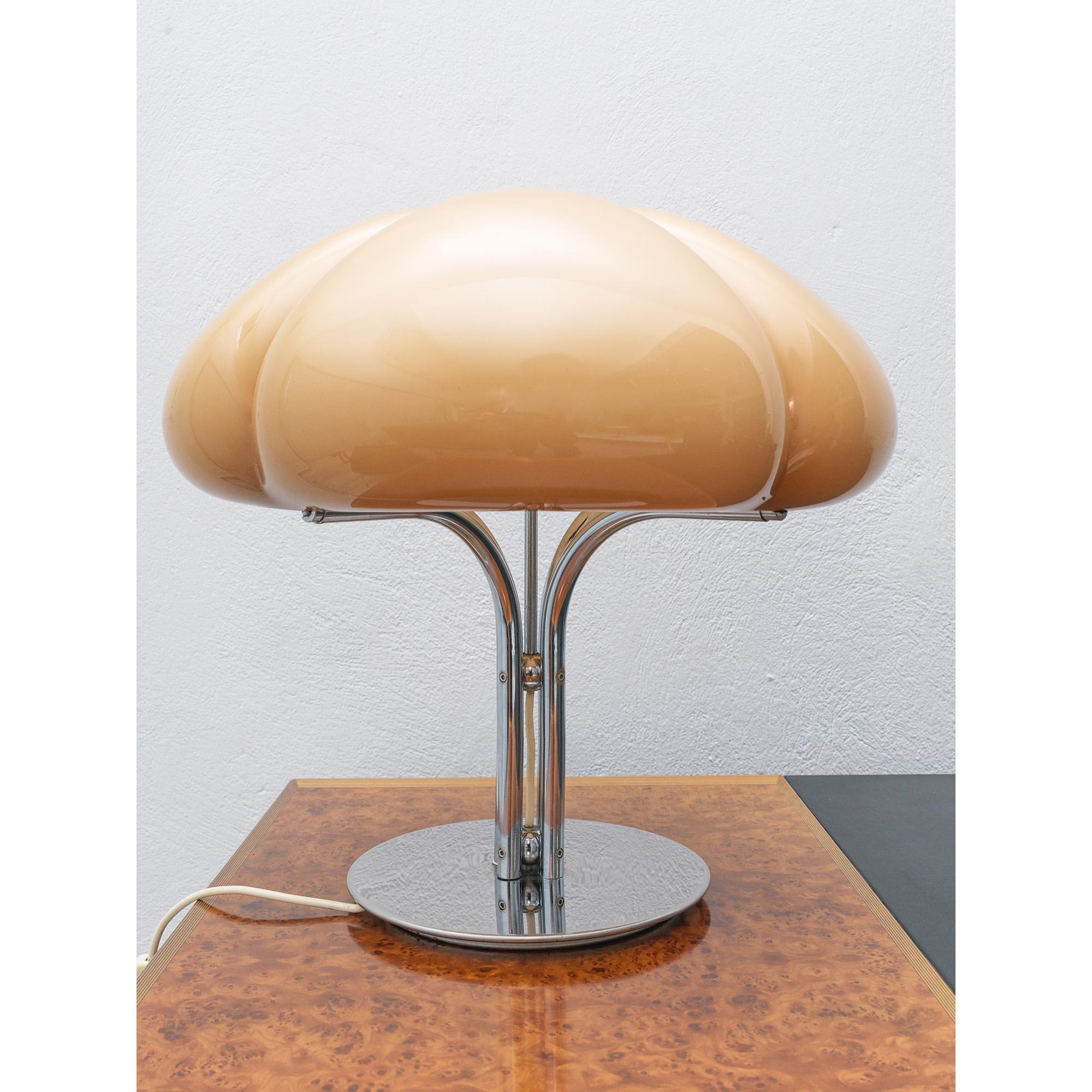 Original Quadrifoglio table lamp by Harvey Guzzini. No words needed for this iconic lamp. Made in the form of 4 leaves (Quadrifoglio).
Perfect condition, rare colour