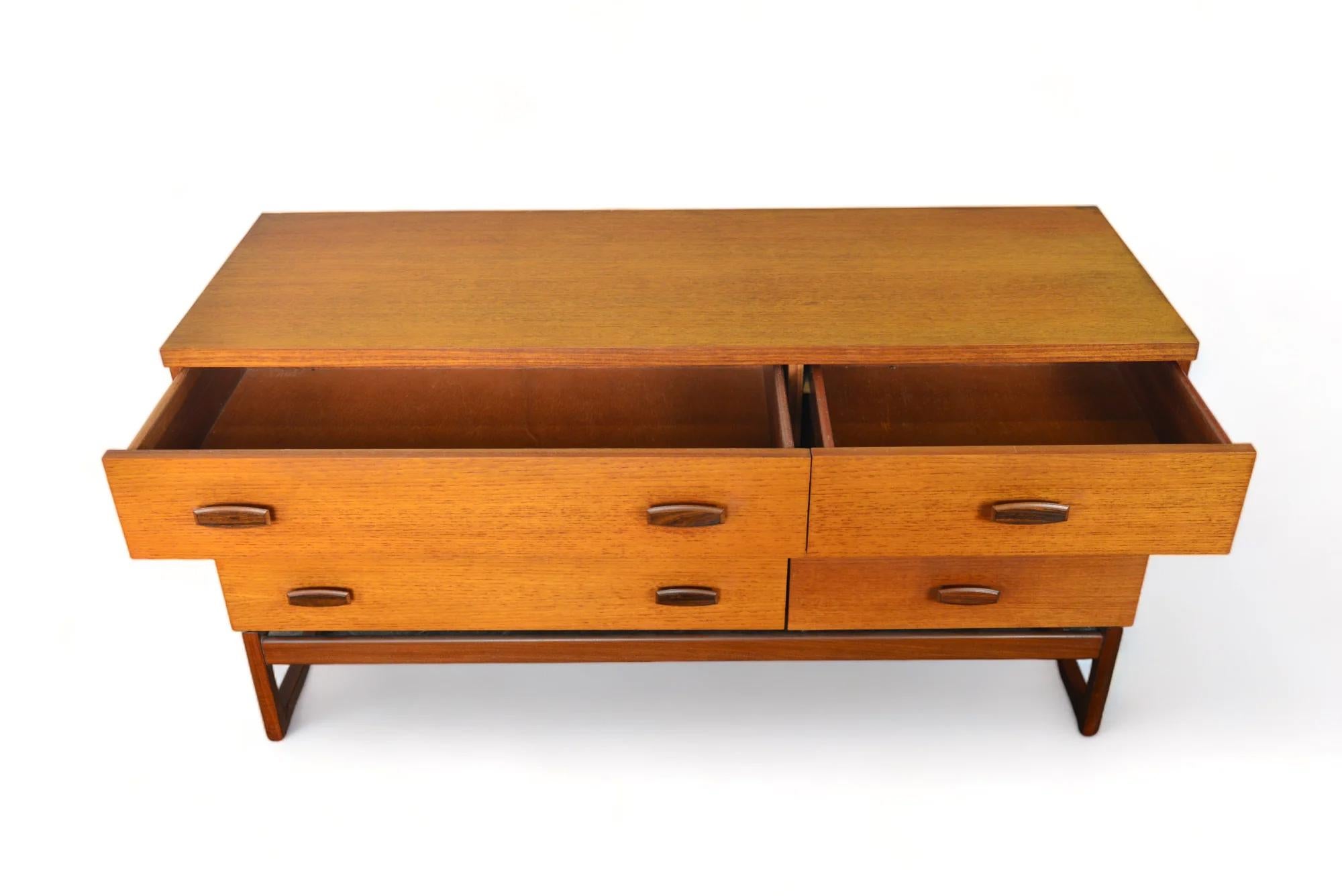 Mid-Century Modern Quadrille Six Drawer Lowboy Dresser In Teak #1 For Sale