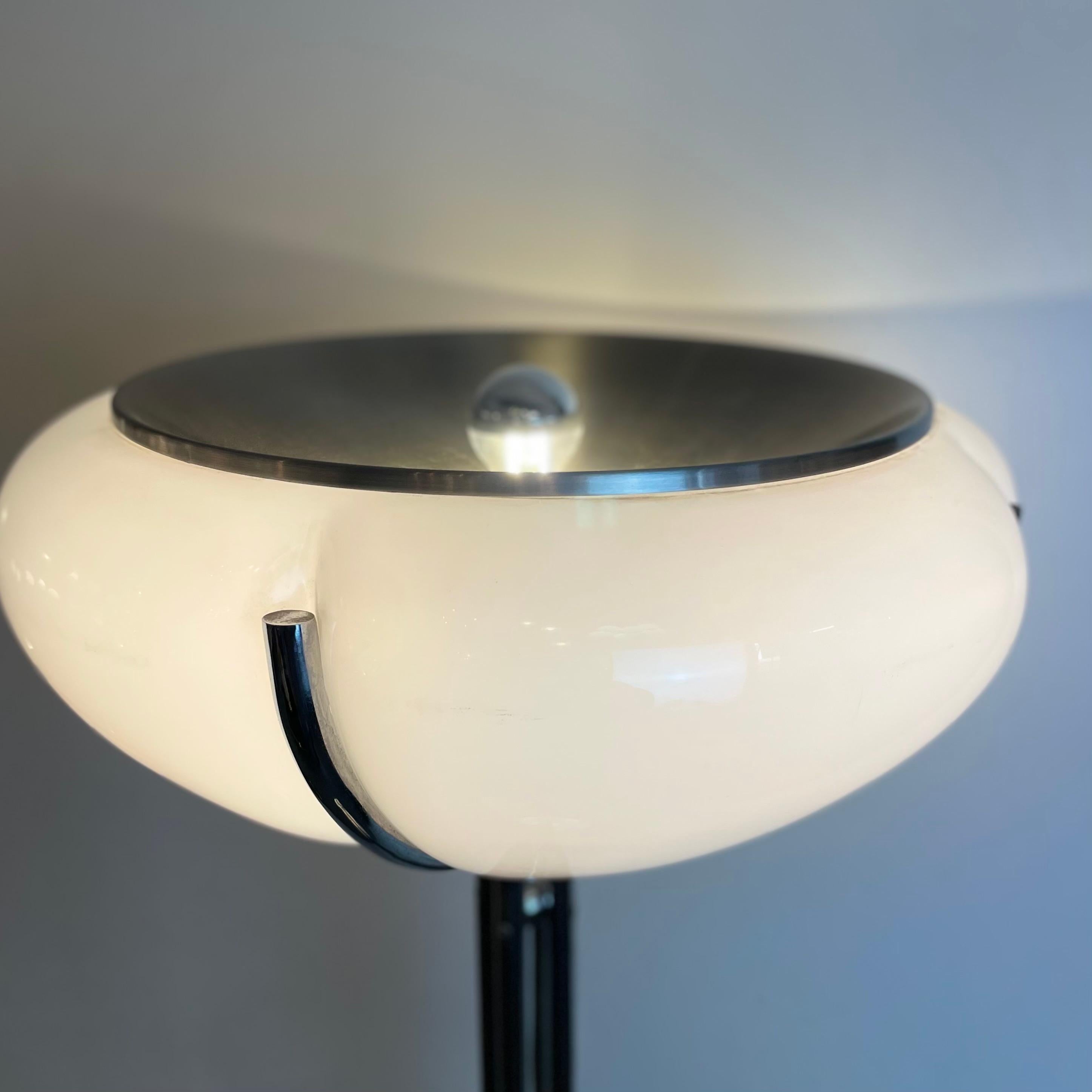 Quadriofoglio, lampada da terra di Gae Aulenti per Harvey Guzzini, anni '70 In condizioni buone in vendita a Brussel, BE