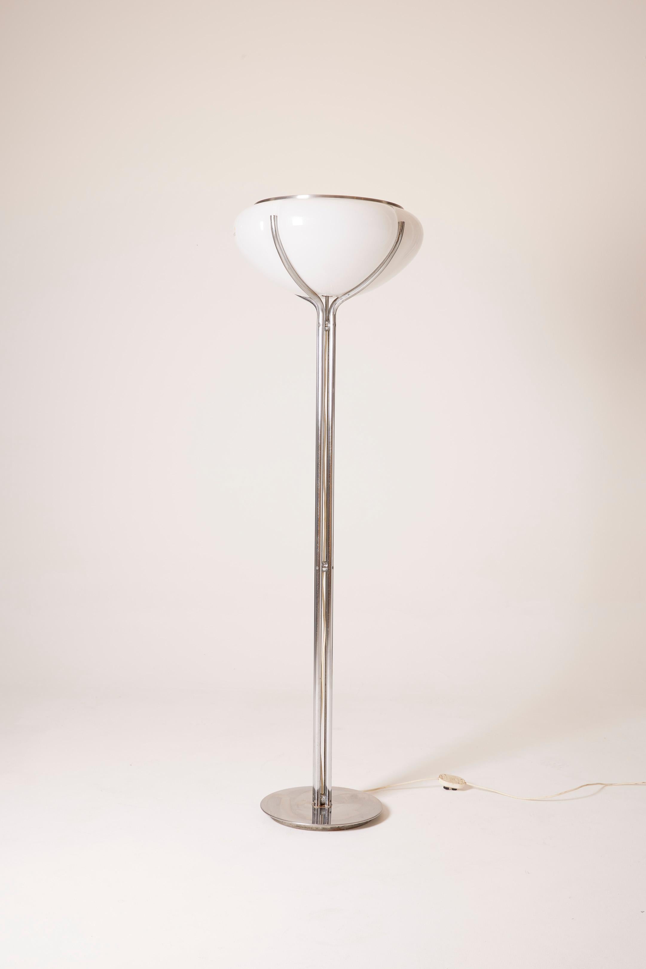 Lampada da terra in metallo cromato e vetro, modello 