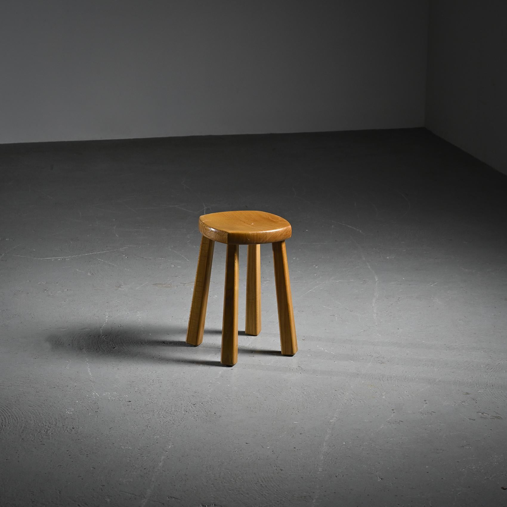 Quadripod stool in solid elm, France, circa 1960 For Sale 4