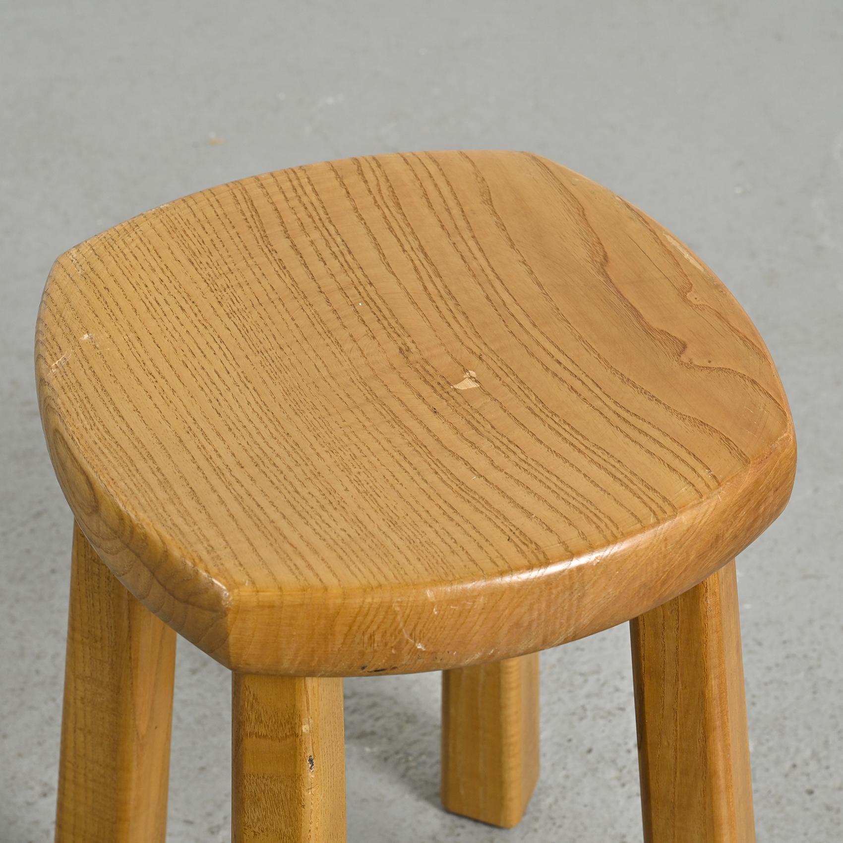 Mid-Century Modern Quadripod stool in solid elm, France, circa 1960 For Sale