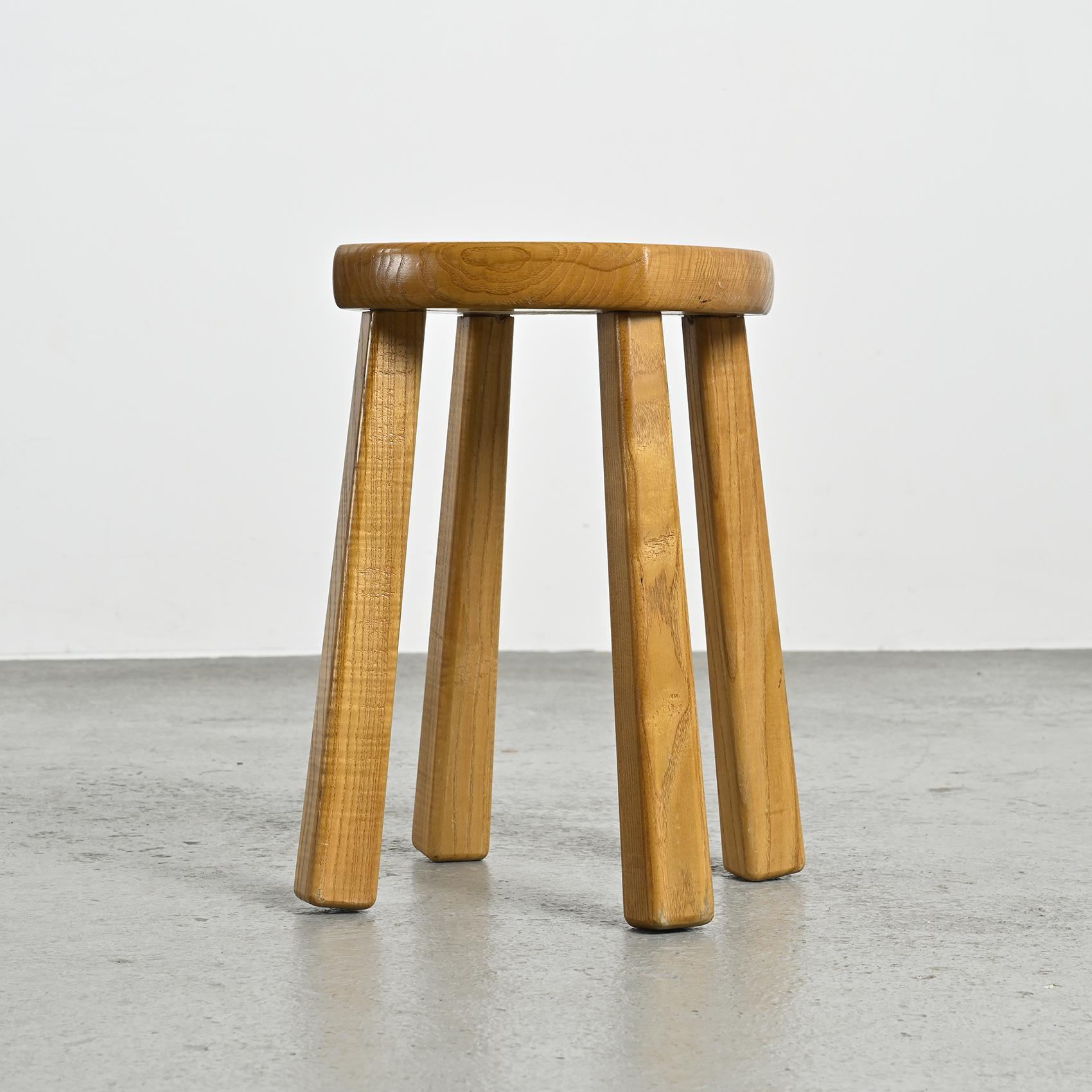 Quadripod stool in solid elm, France, circa 1960 In Good Condition For Sale In VILLEURBANNE, FR