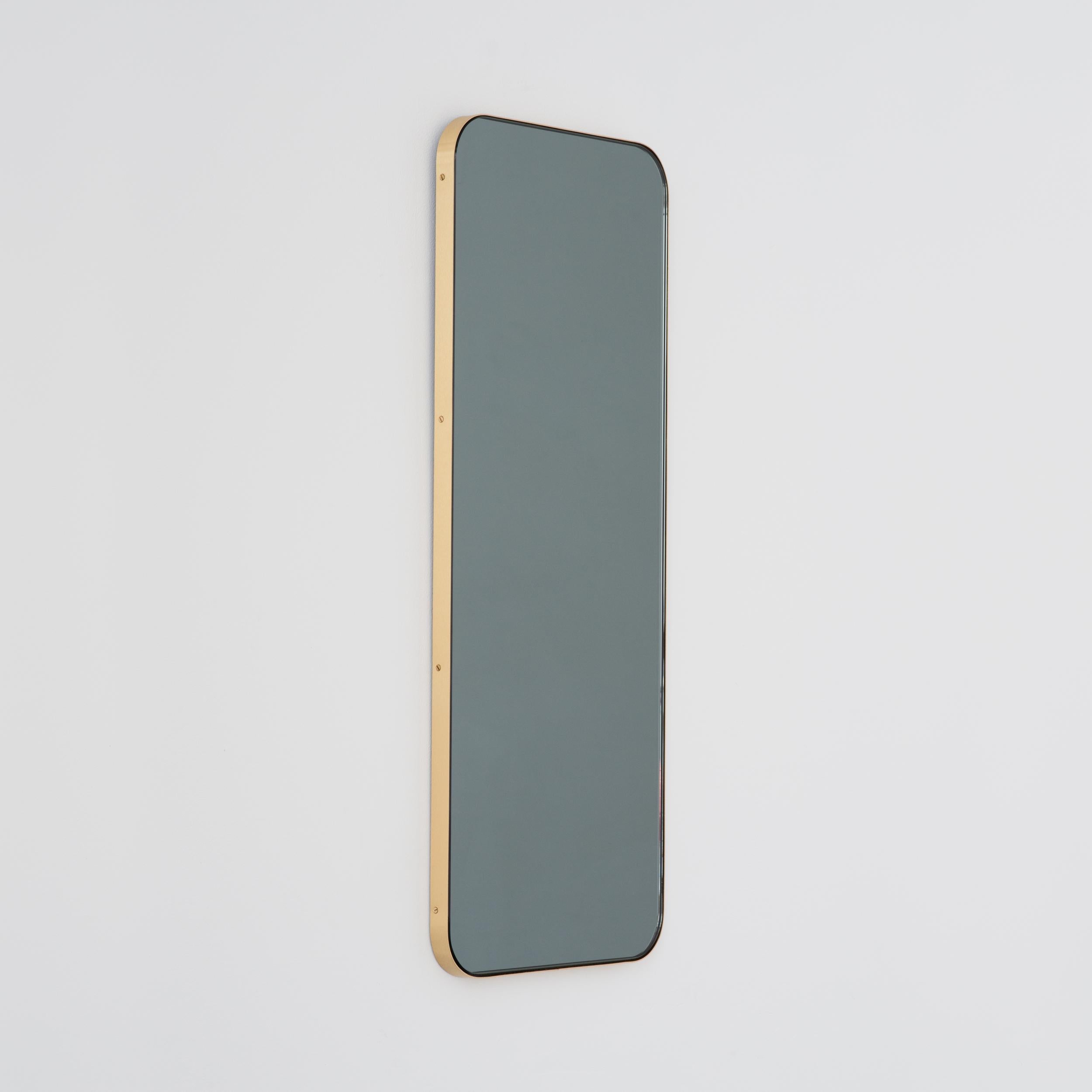 Miroir rectangulaire moderne teinté noir avec un élégant cadre en laiton massif brossé. Fait partie de la charmante collection Quadris™, conçue et fabriquée à la main à Londres, au Royaume-Uni. 

Fourni avec une barre en z spécialisée pour une