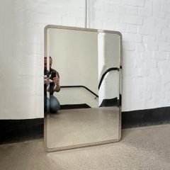 Espejo rectangular biselado suspendido del techo Quadris, marco niquelado