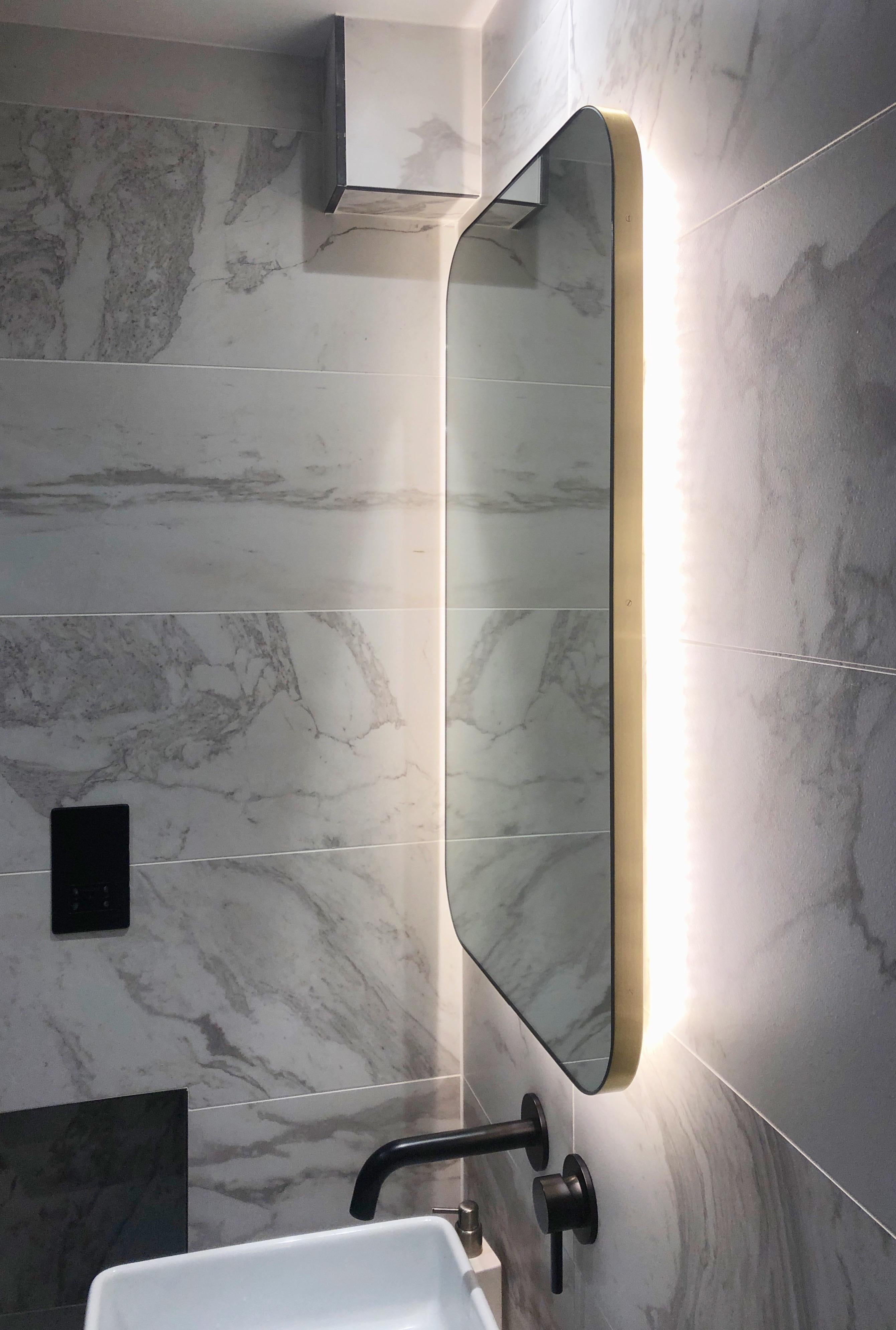 Quadris Miroir contemporain rectangulaire rétro-éclairé avec cadre en laiton, large Neuf - En vente à London, GB