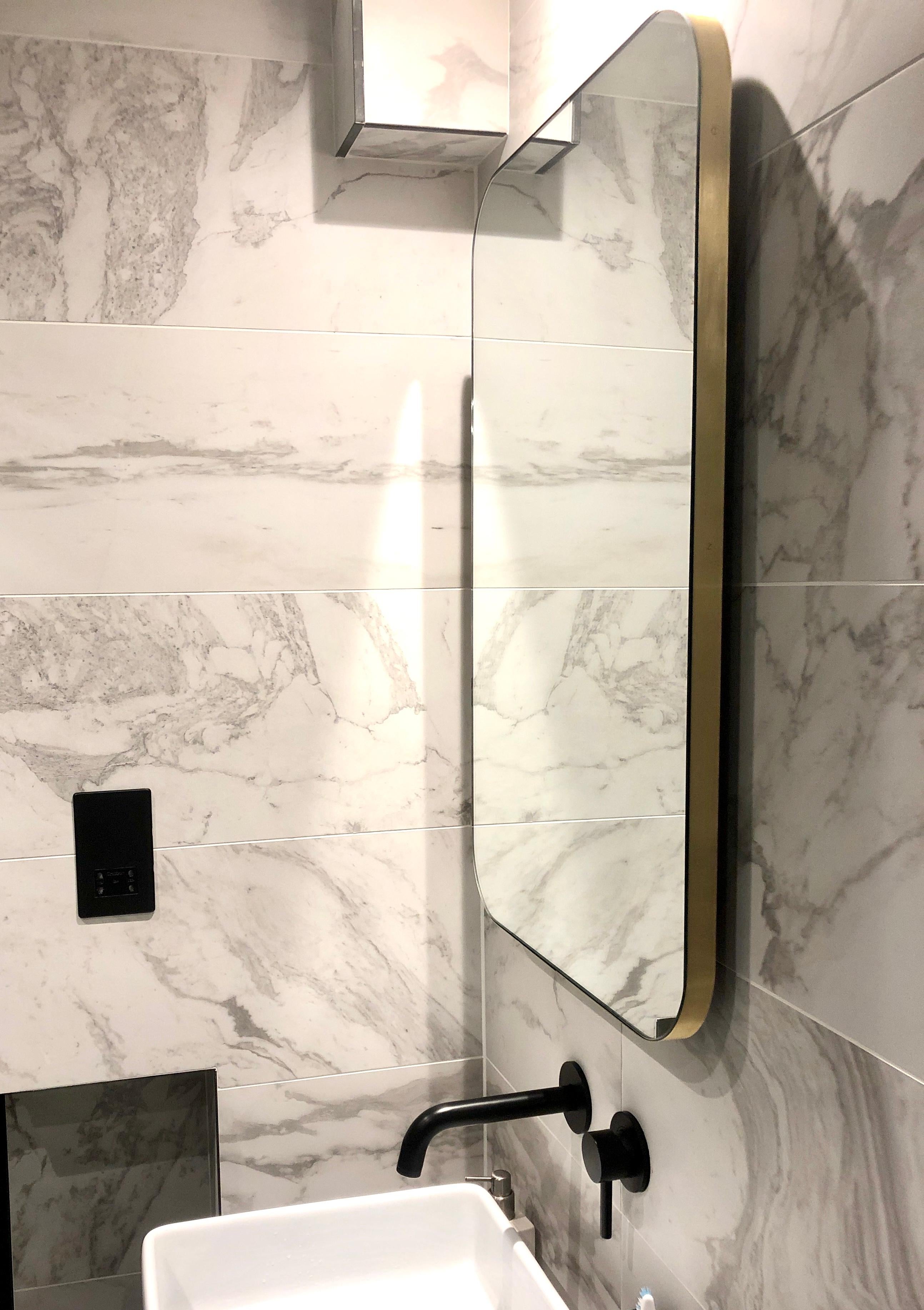XXIe siècle et contemporain Quadris Miroir contemporain rectangulaire rétro-éclairé avec cadre en laiton, large en vente
