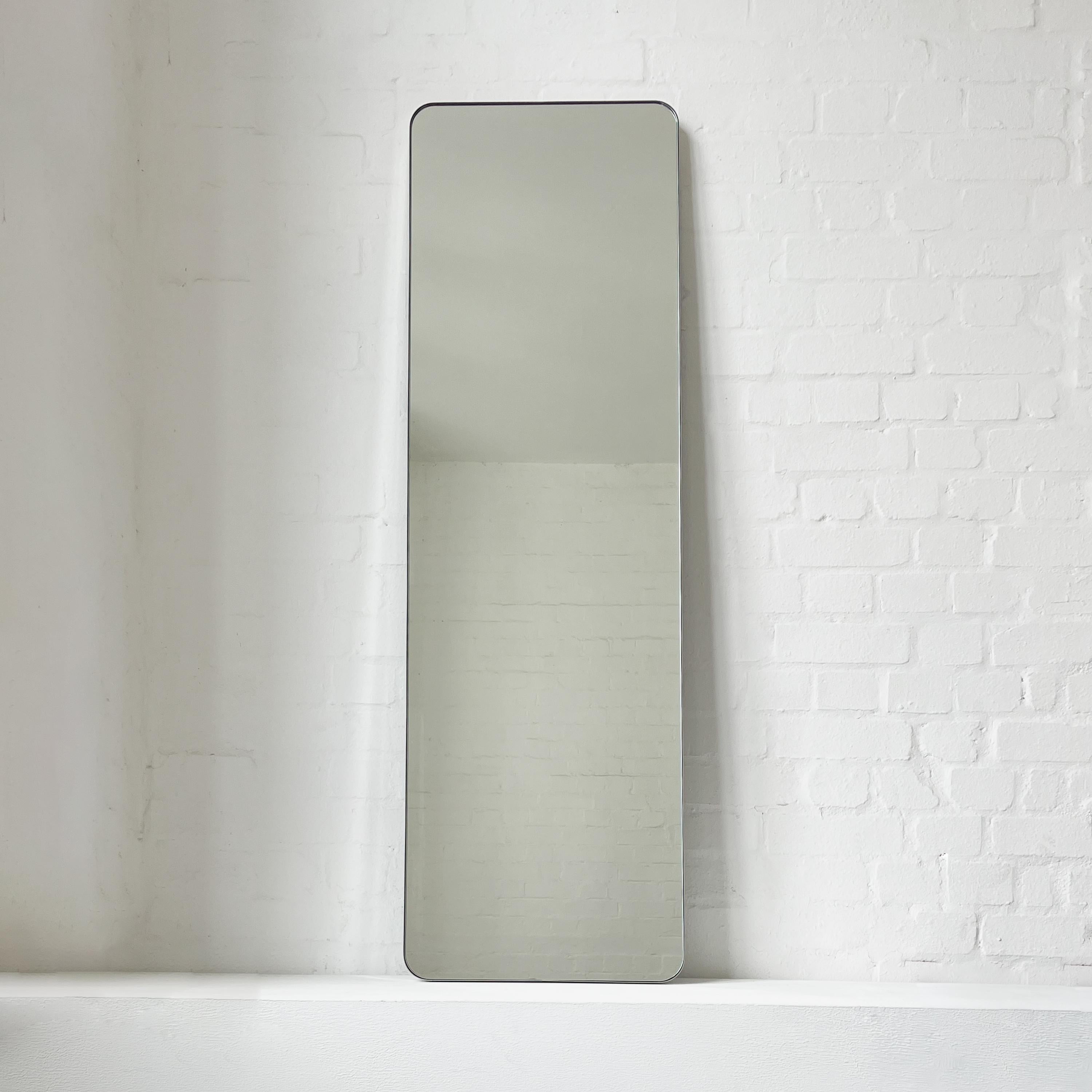 Ce miroir est disponible sur stock et fait partie d'une vente exceptionnelle. Il peut être emballé et expédié dans les 3 à 5 jours suivant la réception de la commande.

Miroir rectangulaire moderne Quadris™ à suspendre au mur avec un cadre en acier