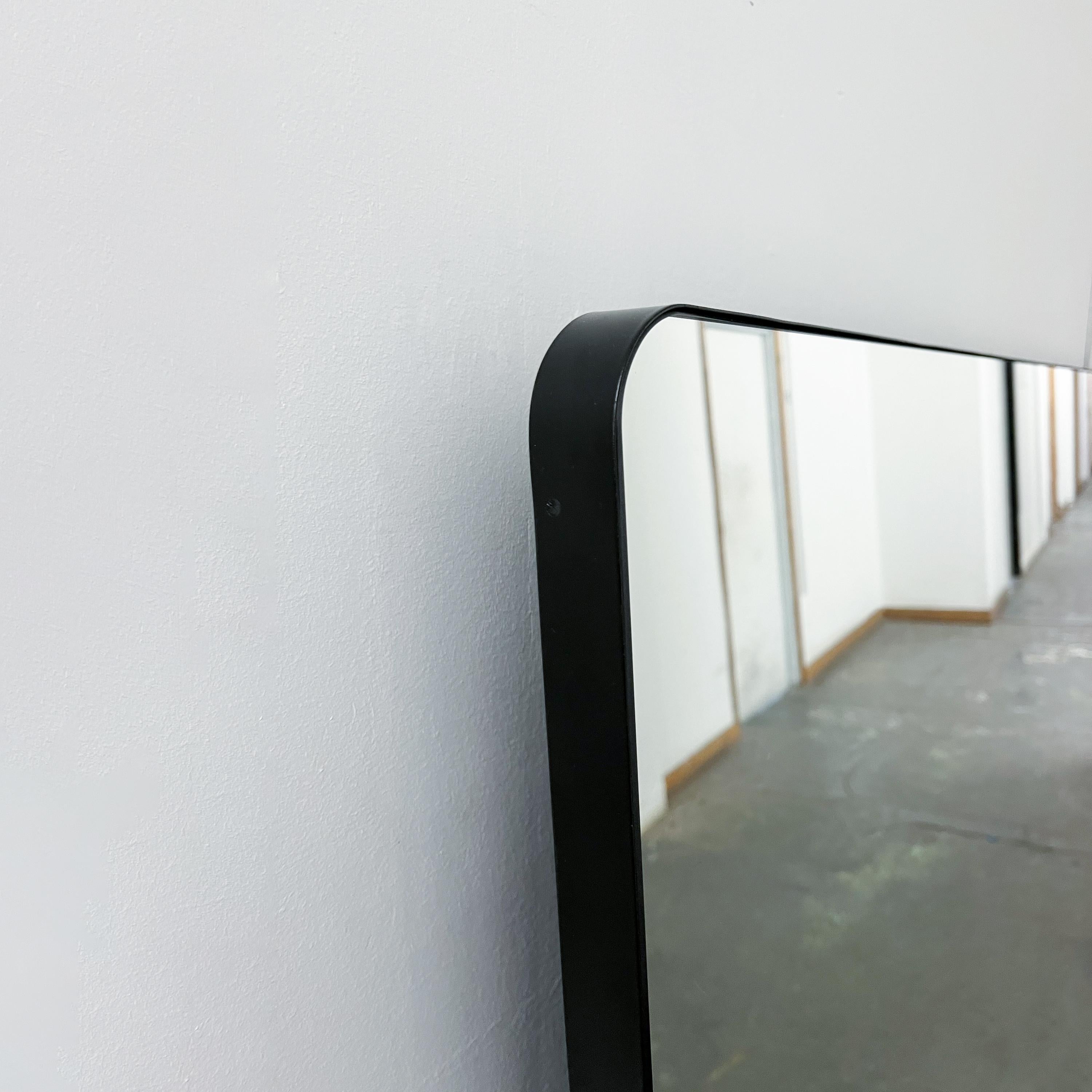 Poudré Miroir rectangulaire minimaliste avec cadre noir de la collection Quadris, petit en vente