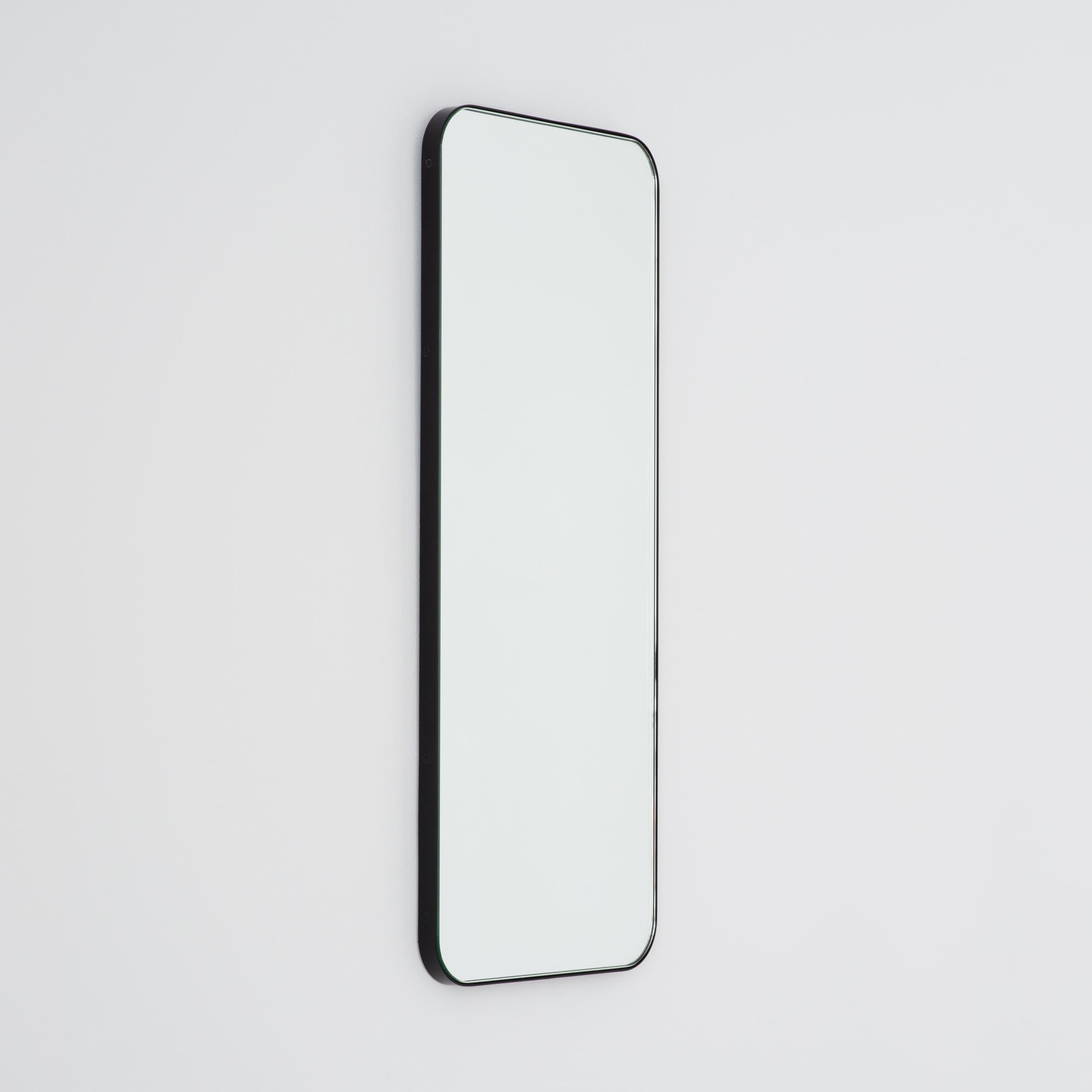 Miroir rectangulaire moderne avec un cadre noir élégant. Une partie de la charmante collection Quadris, conçue et fabriquée à la main à Londres, au Royaume-Uni. 

Fourni avec une barre en z spécialisée pour une installation facile. Un système