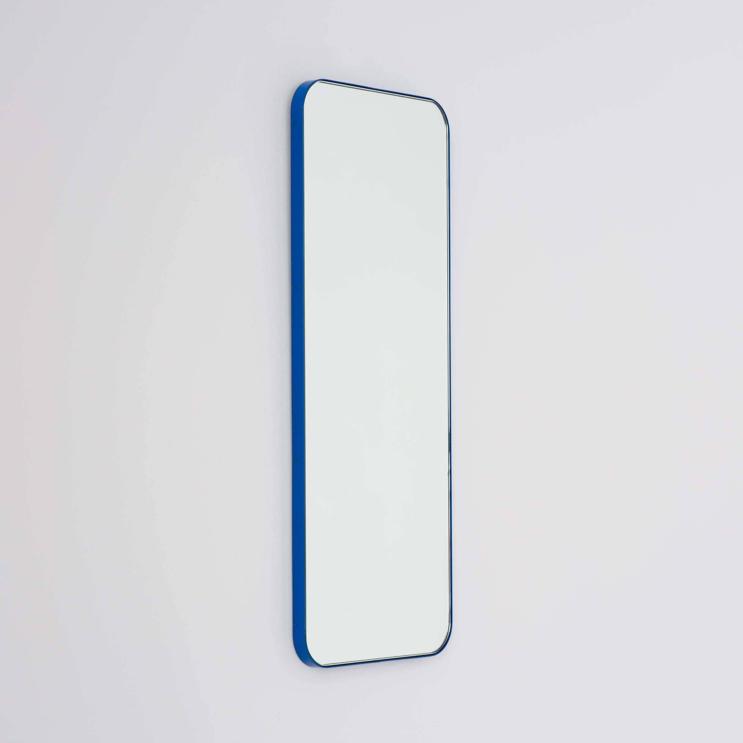 Miroir rectangulaire moderne avec un élégant cadre bleu. Une partie de la charmante collection Quadris, conçue et fabriquée à la main à Londres, au Royaume-Uni. 

Fourni avec une barre en z spécialisée pour une installation facile. Un système