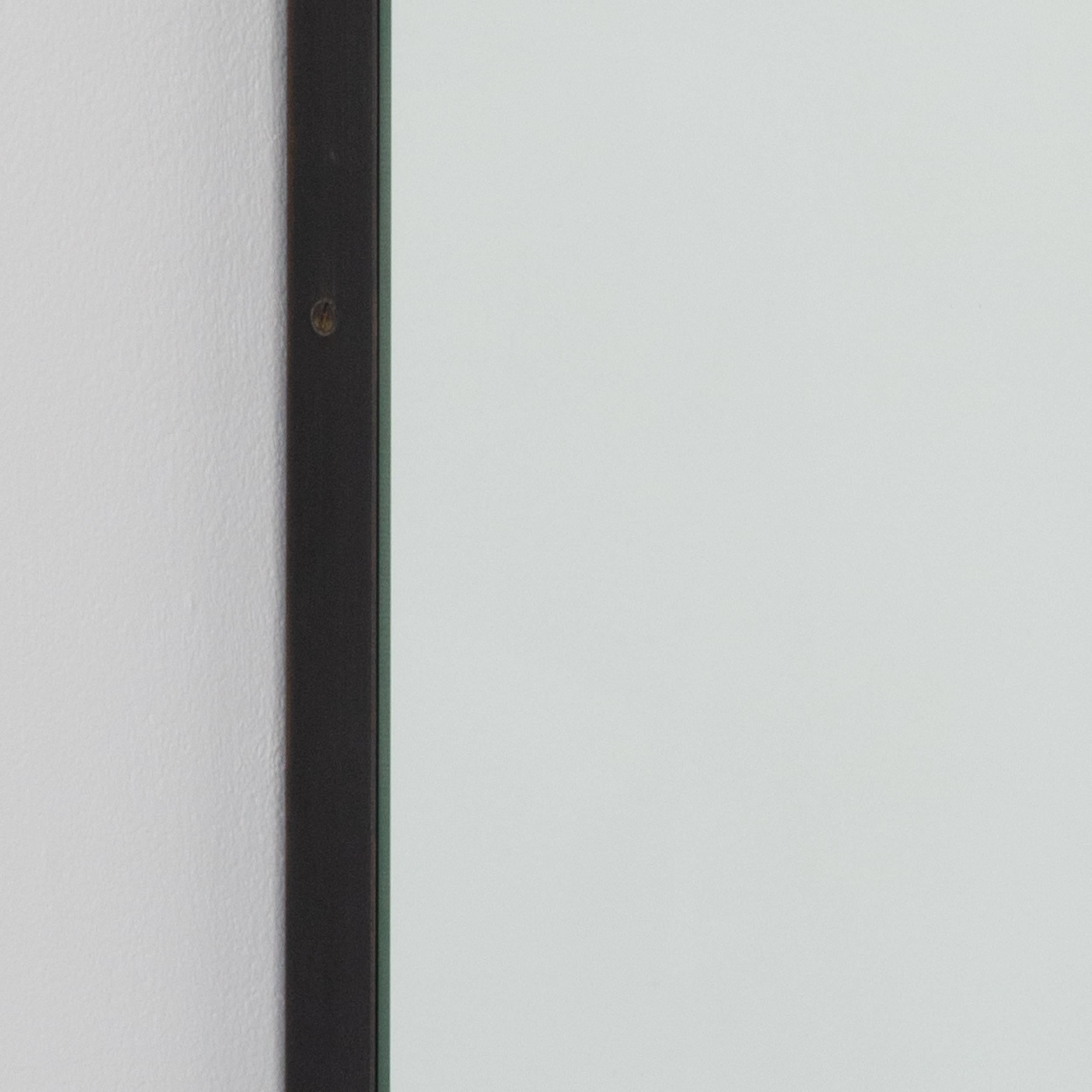 Rechteckiger minimalistischer Quadris-Spiegel mit Smart Patina-Rahmen, Medium (Patiniert) im Angebot