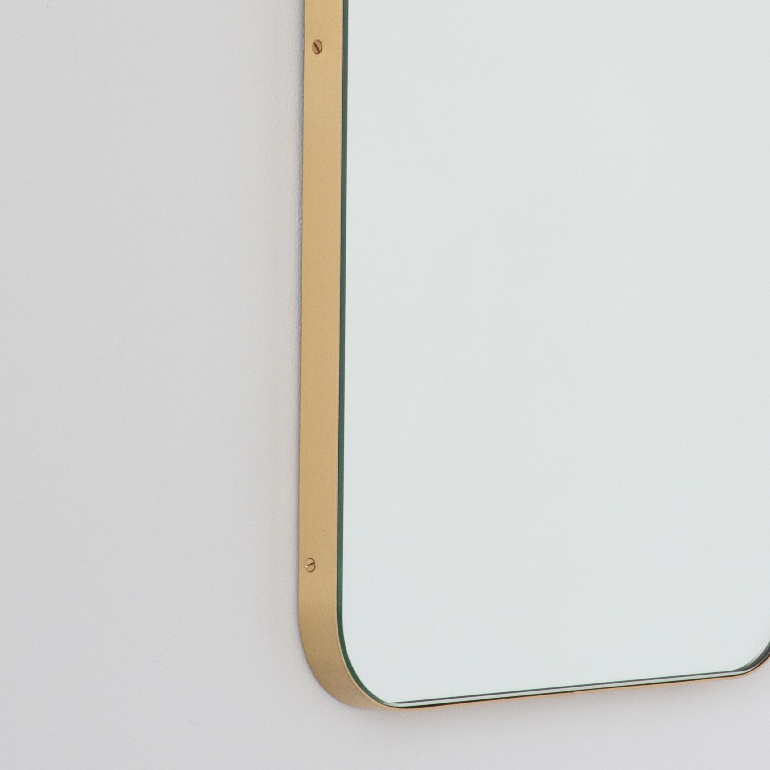 Brossé Miroir rectangulaire minimaliste avec cadre en laiton de la collection Quadris, moyen en vente
