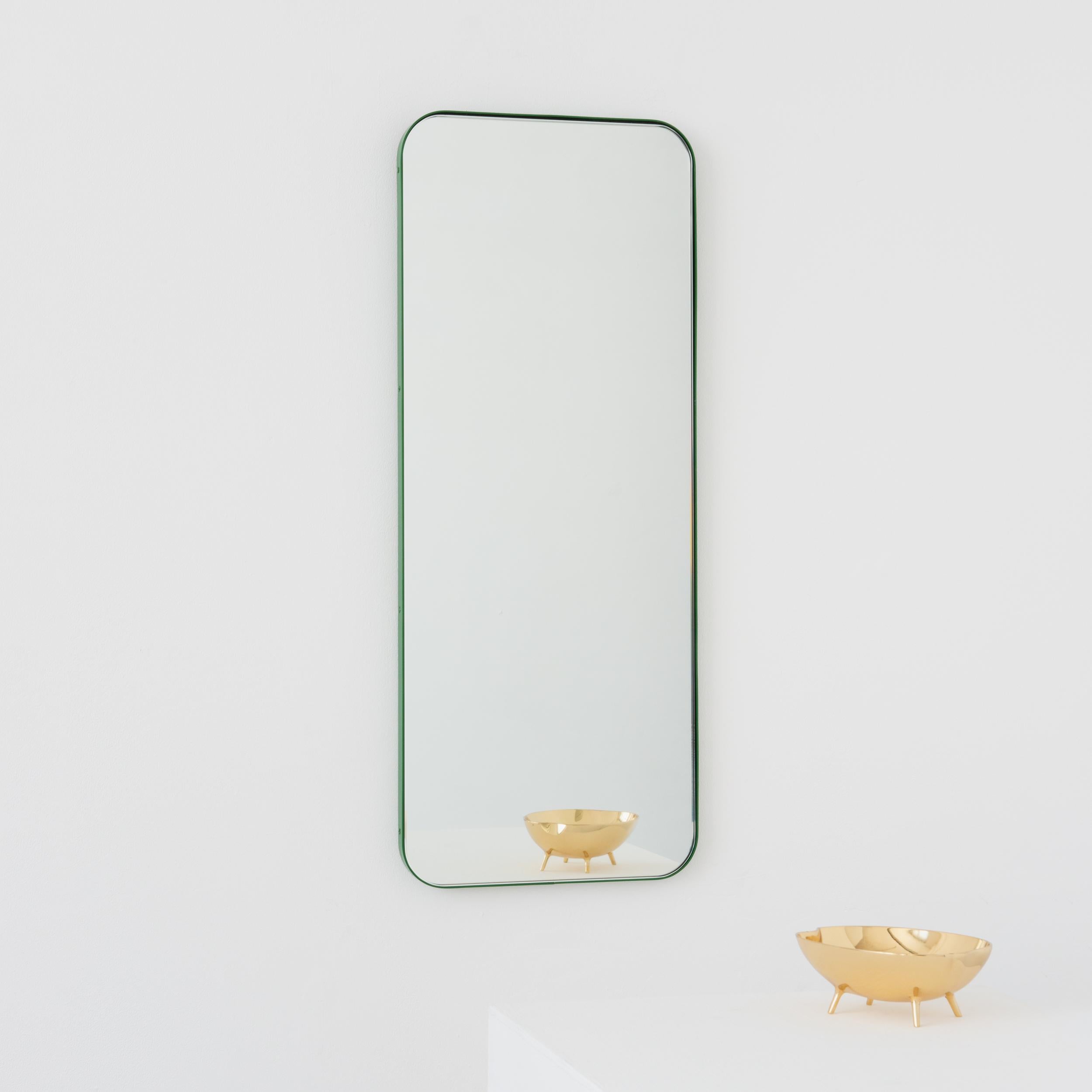 Moderner rechteckiger Spiegel mit einem eleganten grünen Rahmen. Teil der charmanten Quadris Kollektion, entworfen und handgefertigt in London, UK. 

Die Lieferung erfolgt mit einer speziellen Z-Stange für eine einfache Installation. Auf Anfrage ist