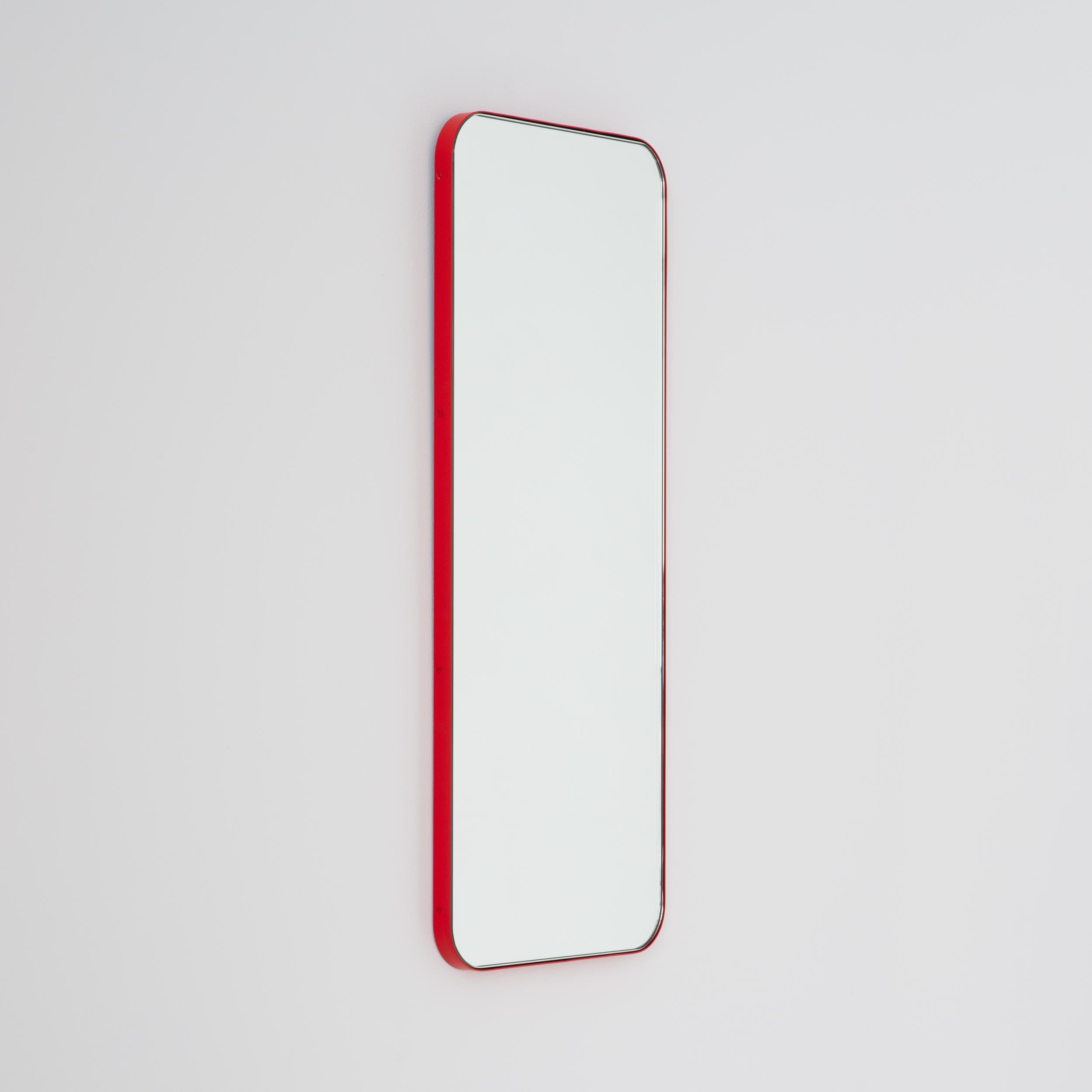 Miroir rectangulaire minimaliste avec un cadre rouge moderne. Une partie de la charmante collection Quadris™, conçue et fabriquée à la main à Londres, au Royaume-Uni. 

Fourni avec une barre en z spécialisée pour une installation facile. Un système