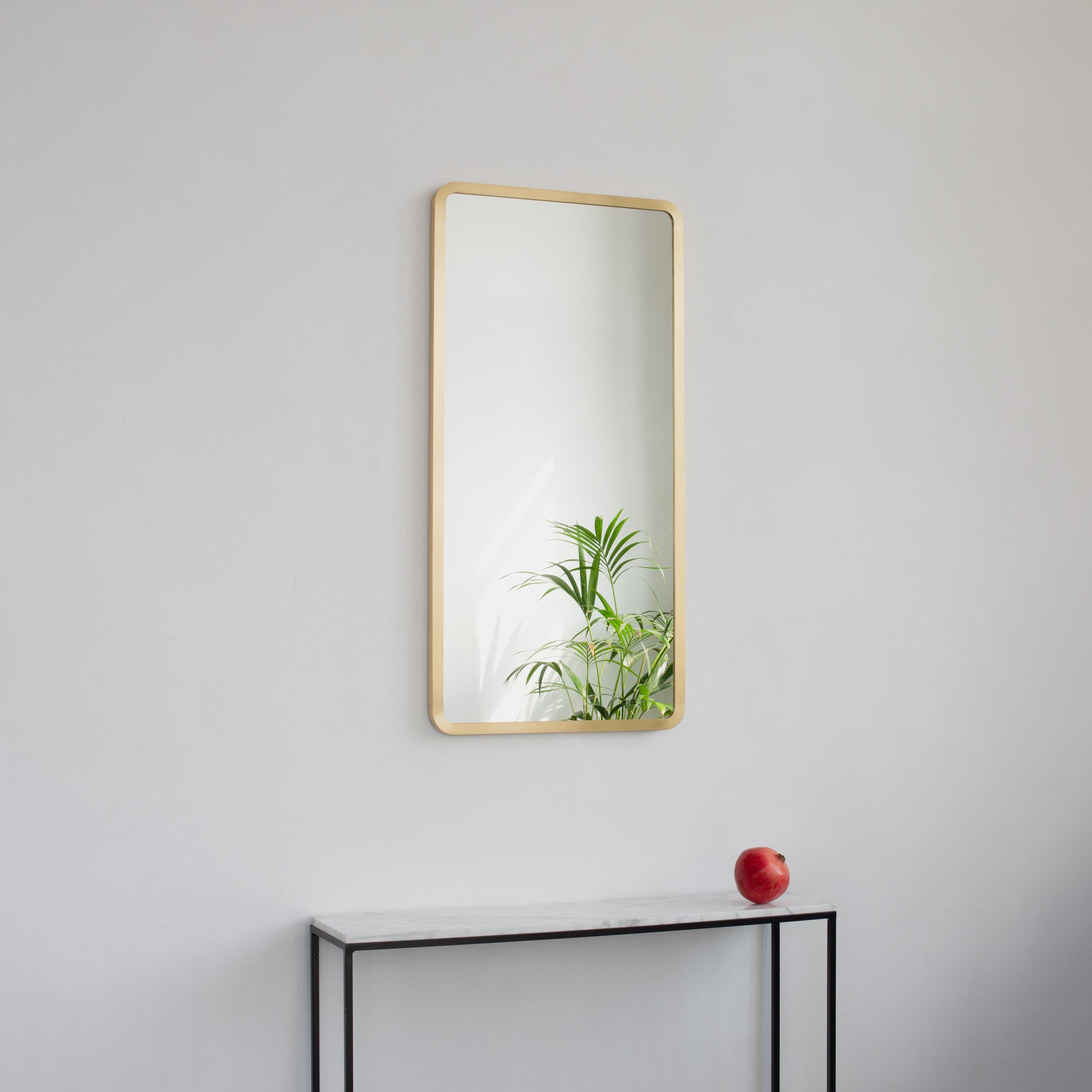 Miroir rectangulaire moderne avec un élégant cadre en laiton massif brossé.  Une partie de la charmante collection Quadris™, conçue et fabriquée à la main à Londres, au Royaume-Uni. 

Notre tout nouveau design 