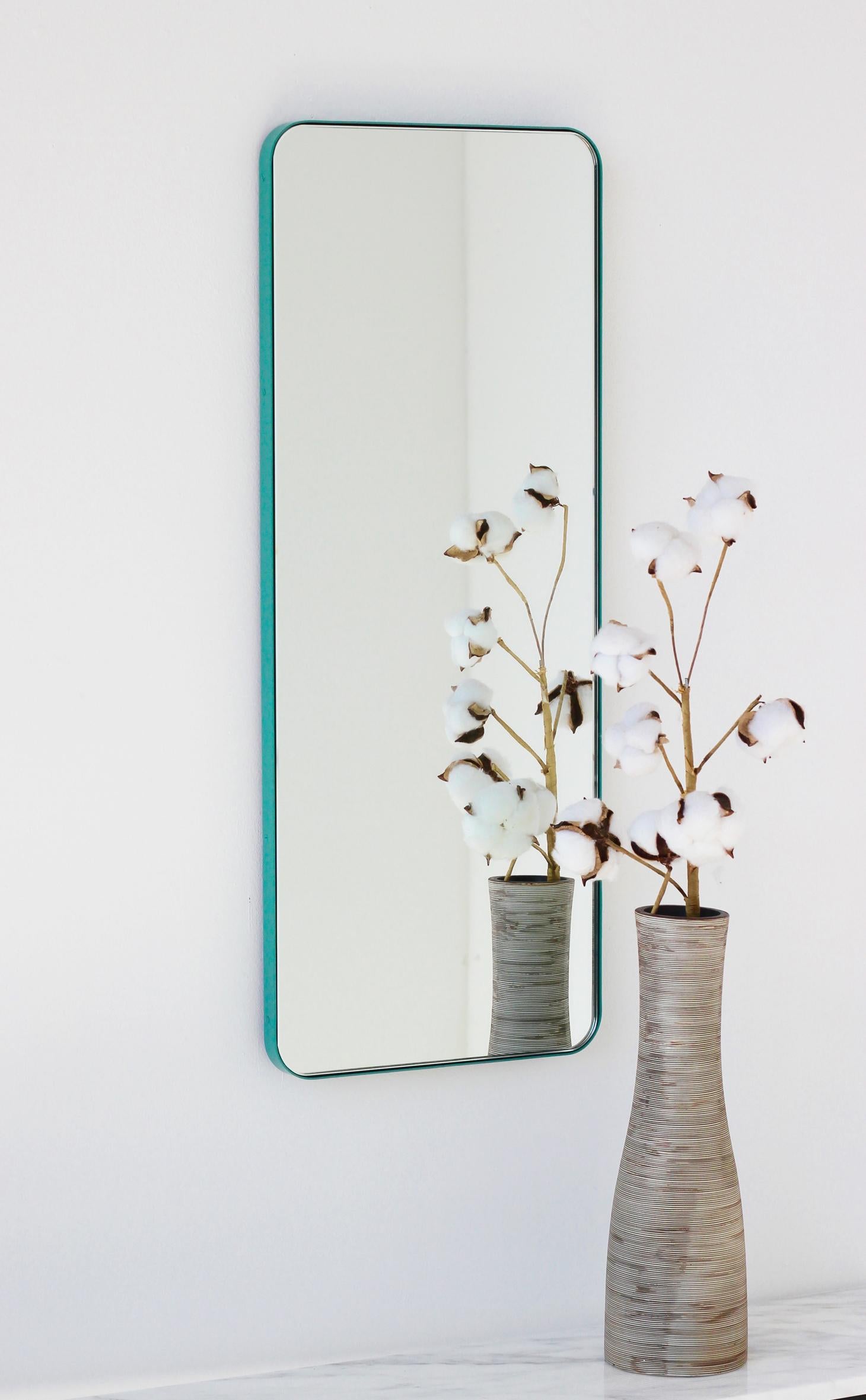 Miroir rectangulaire moderne avec un cadre turquoise menthe en aluminium peint par poudrage. Une partie de la charmante collection Quadris, conçue et fabriquée à la main à Londres, au Royaume-Uni. 

Fourni avec une barre en z spécialisée pour une