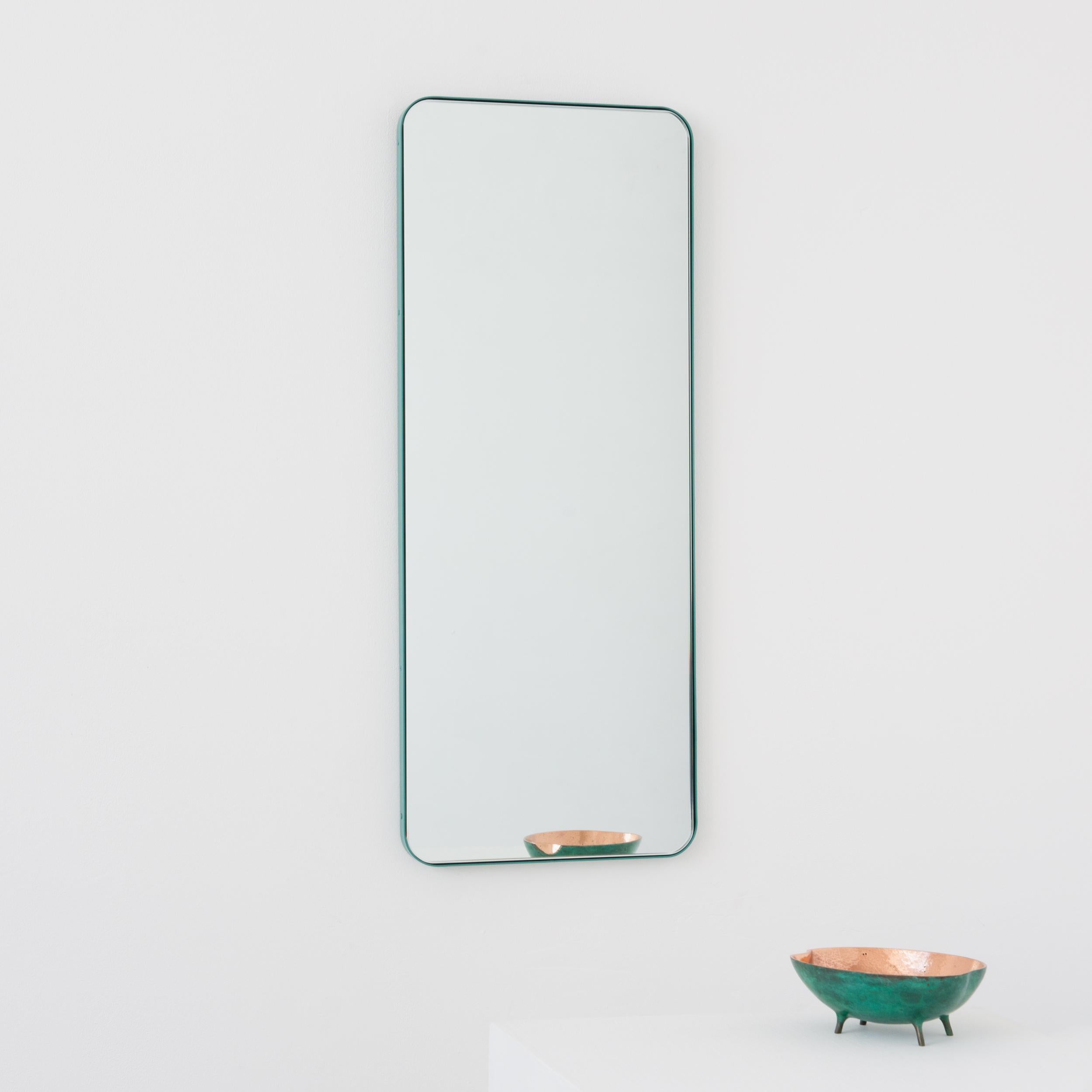 Miroir rectangulaire moderne avec un cadre turquoise menthe revêtu de poudre d'aluminium. Une partie de la charmante collection Quadris™, conçue et fabriquée à la main à Londres, au Royaume-Uni. 

Fourni avec une barre en z spécialisée pour une