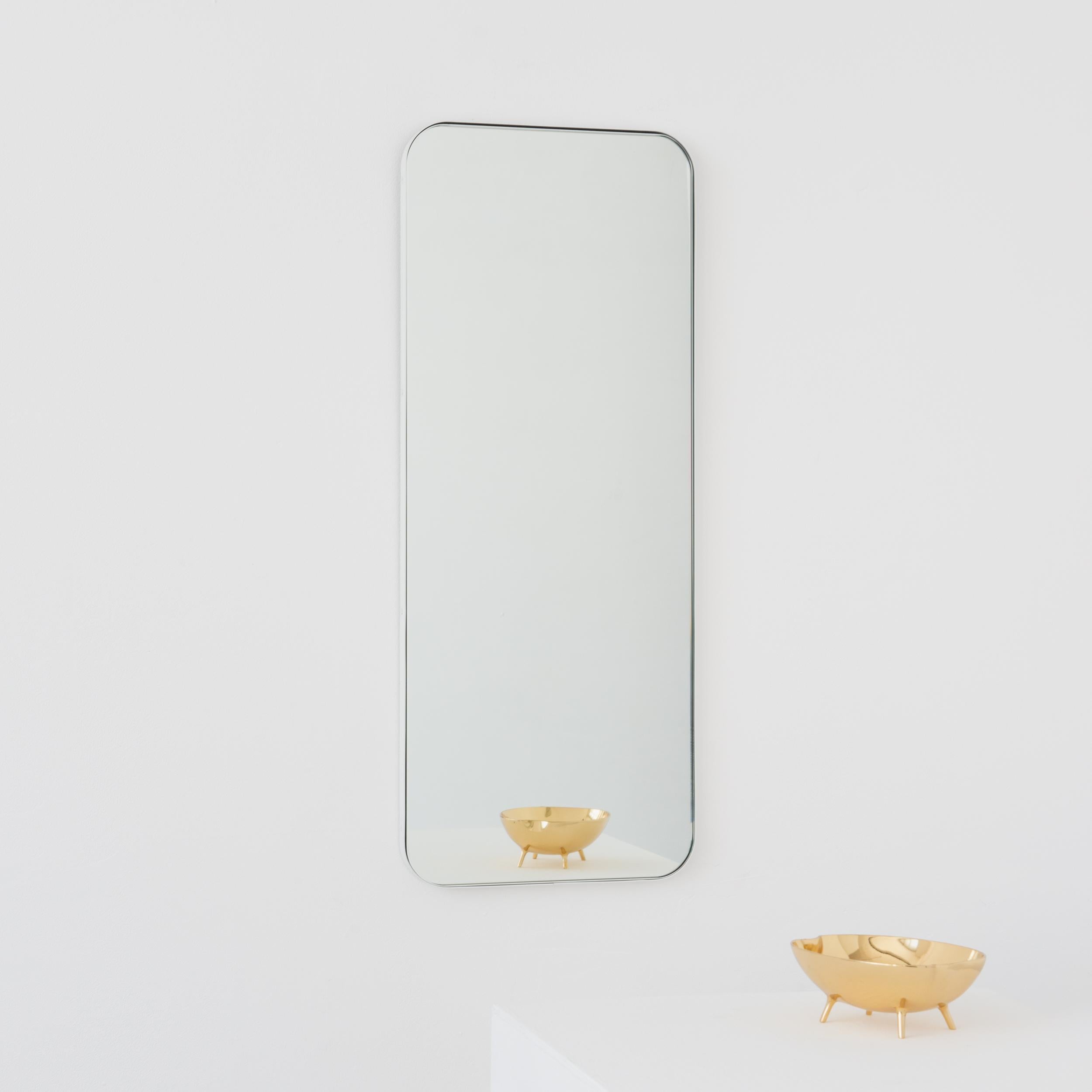 Miroir rectangulaire minimaliste avec un cadre blanc moderne. Une partie de la charmante collection Quadris™, conçue et fabriquée à la main à Londres, au Royaume-Uni. 

Fourni avec une barre en z spécialisée pour une installation facile. Un système