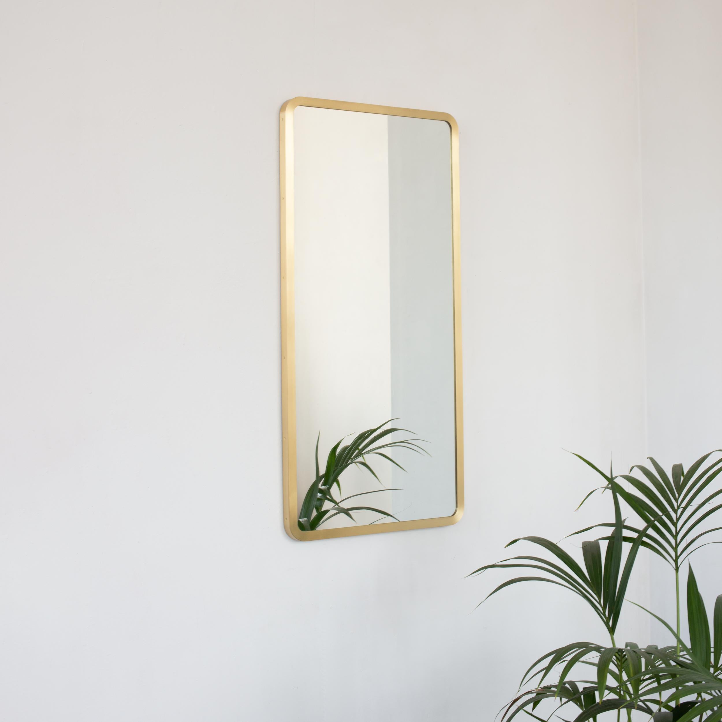 Moderner rechteckiger Spiegel mit einem eleganten Rahmen aus gebürstetem Messing.  Teil der charmanten Quadris™ Kollektion, entworfen und handgefertigt in London, UK. 

Unser brandneues 'Full Frame'-Design behält den schicken und eleganten Stil der