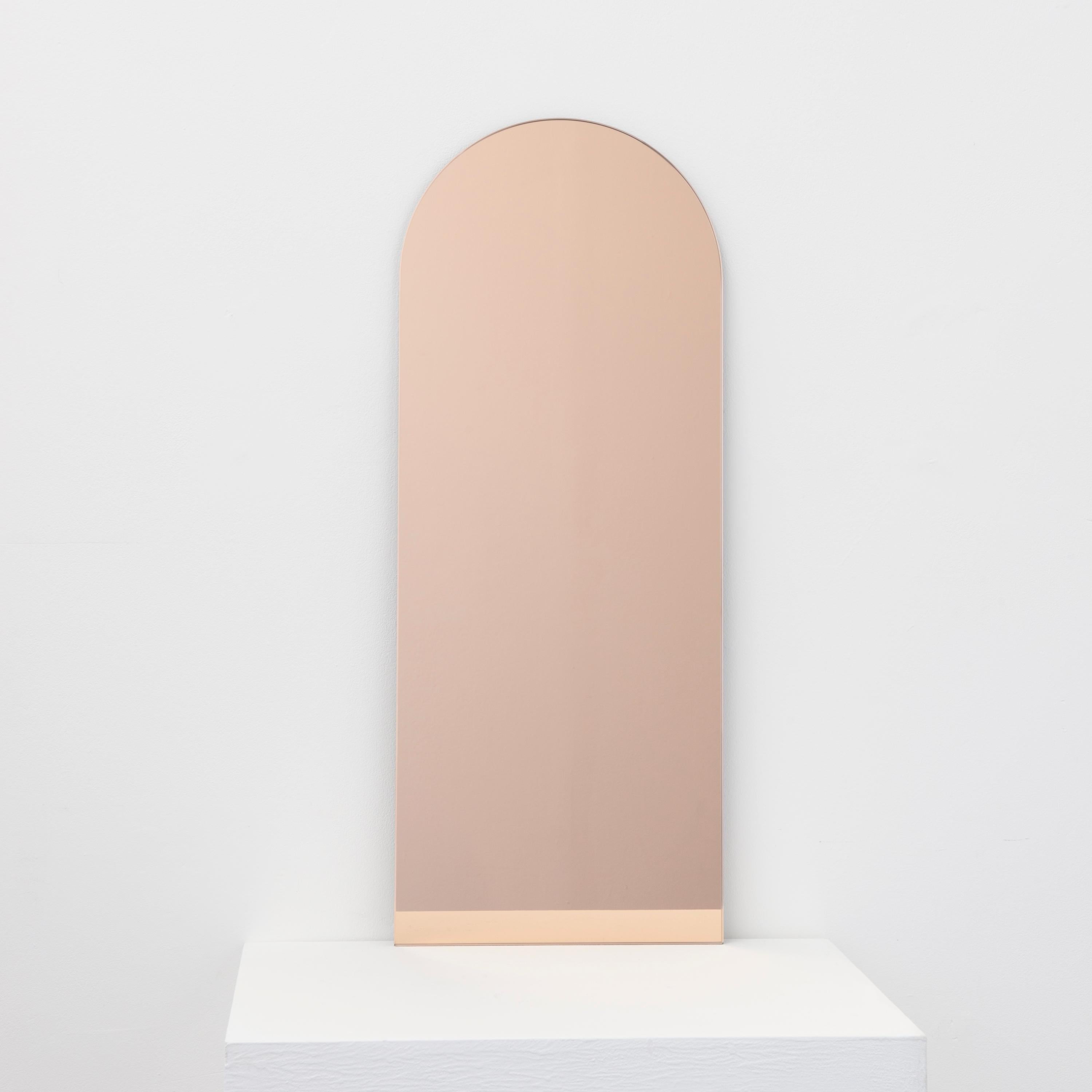 Miroir minimaliste arqué Arcus en or rose sans cadre avec effet flottant, XL Neuf - En vente à London, GB
