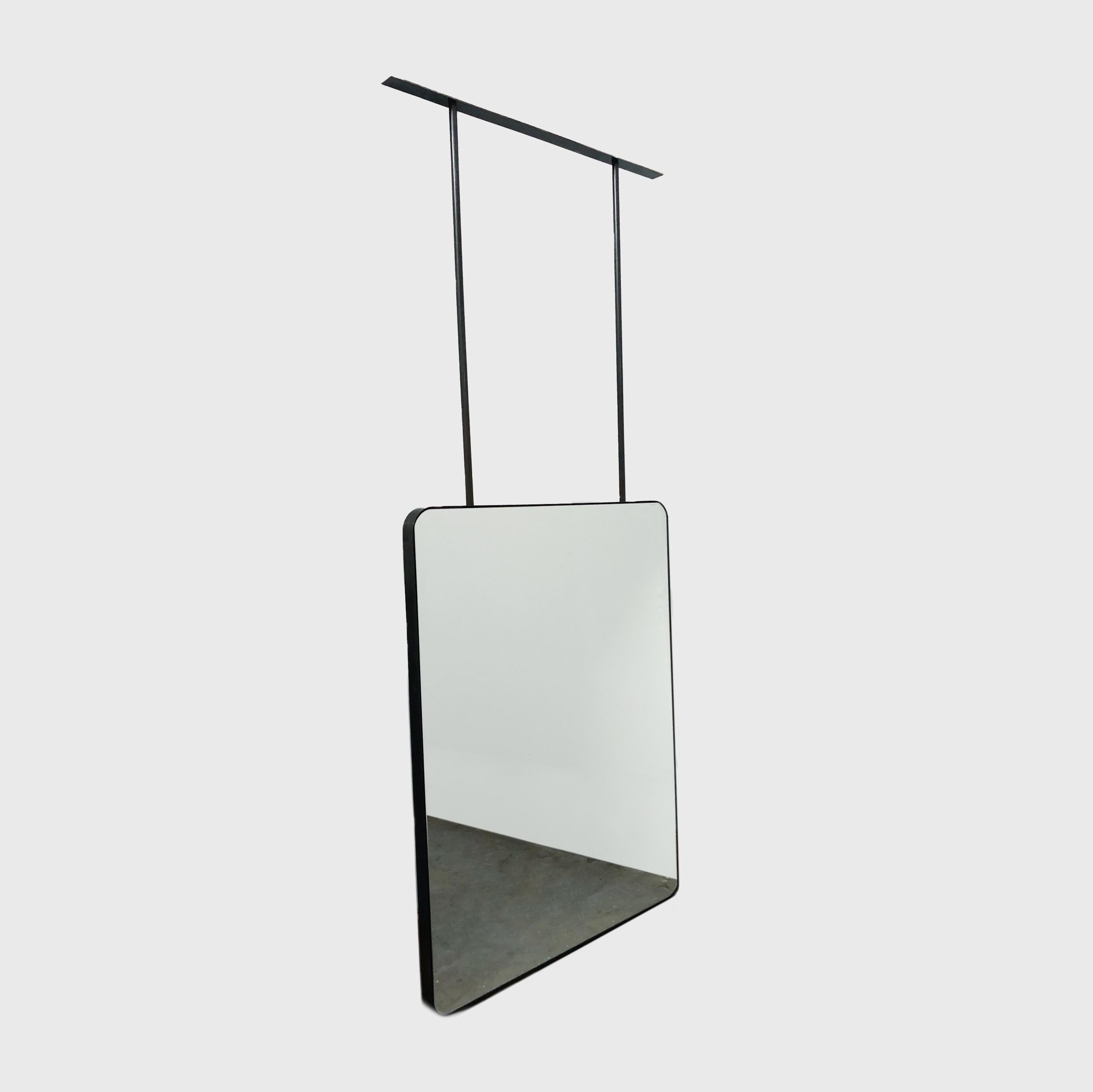 Superbe miroir rectangulaire suspendu au plafond avec des coins arrondis. Le cadre en acier inoxydable noirci crée un look moderne, métallique et industriel. Conçue et fabriquée à la main à Londres, au Royaume-Uni, la collection unique et élégante