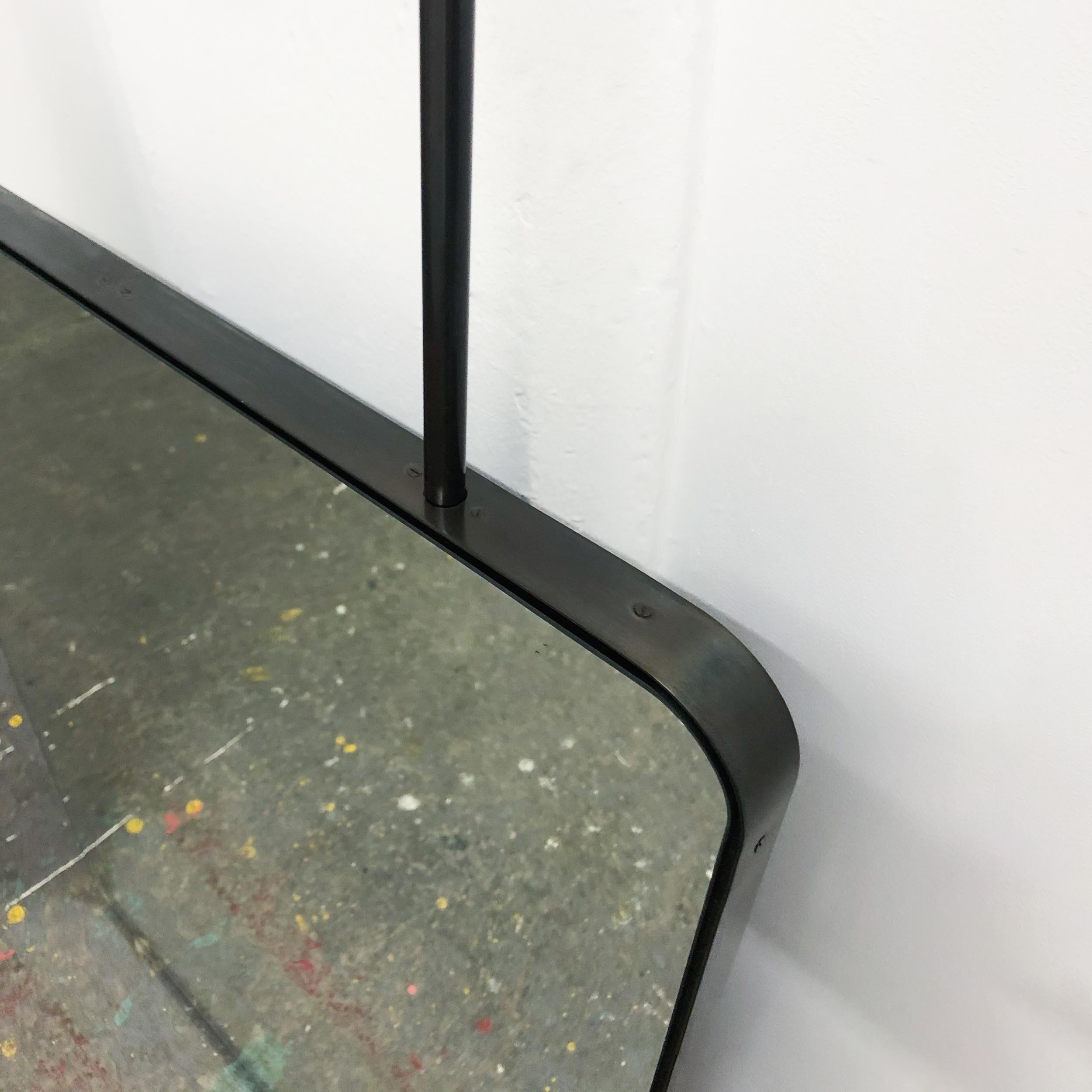 Industriel Miroir rectangulaire suspendu Quadris avec cadre en acier inoxydable noirci en vente