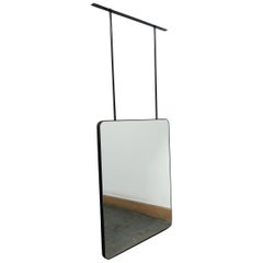 Espejo rectangular suspendido Quadris con marco de acero inoxidable ennegrecido
