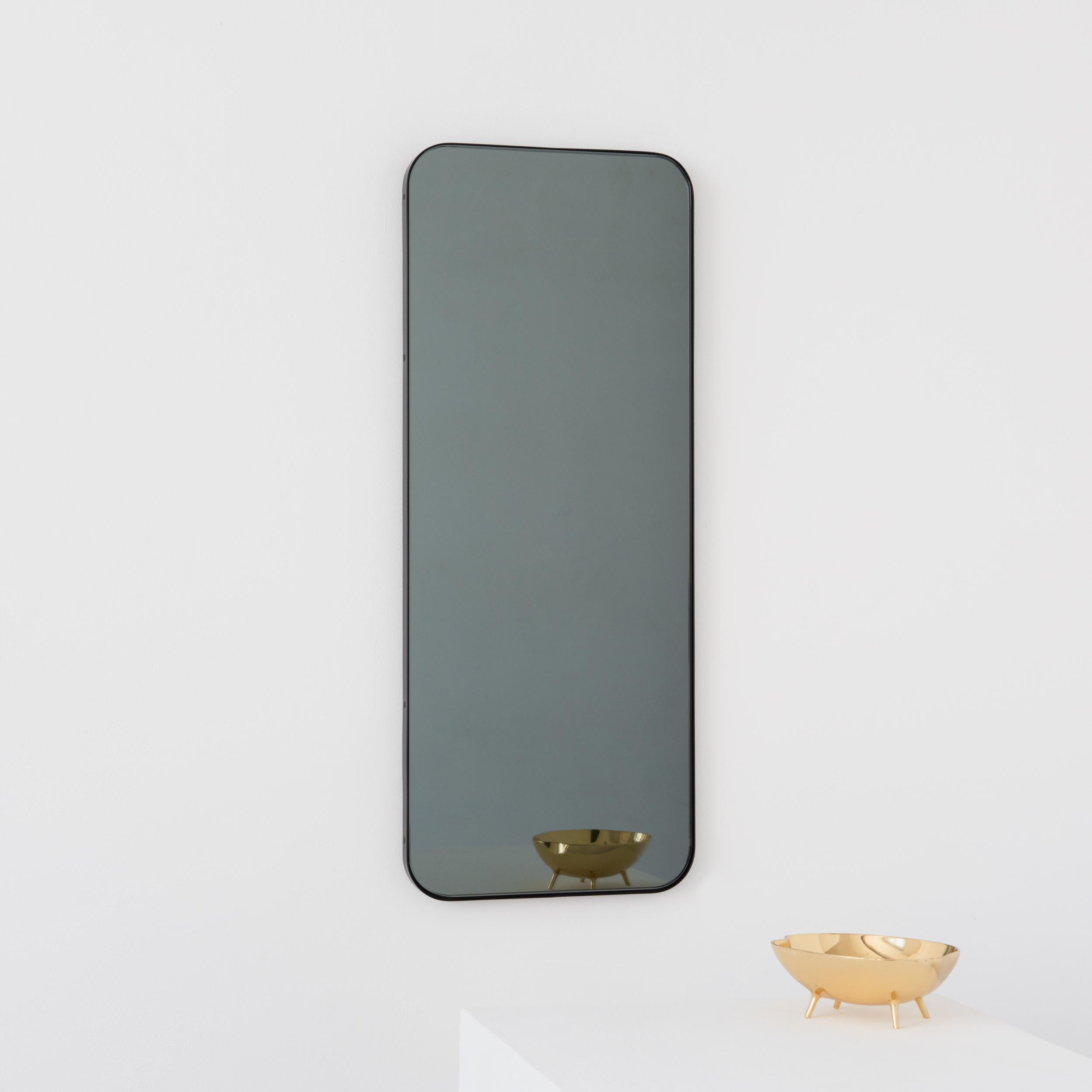 Britannique Quadris Black Tinted Rectangular Modern Mirror with a Black Frame, Small (miroir rectangulaire teinté noir avec cadre noir) en vente