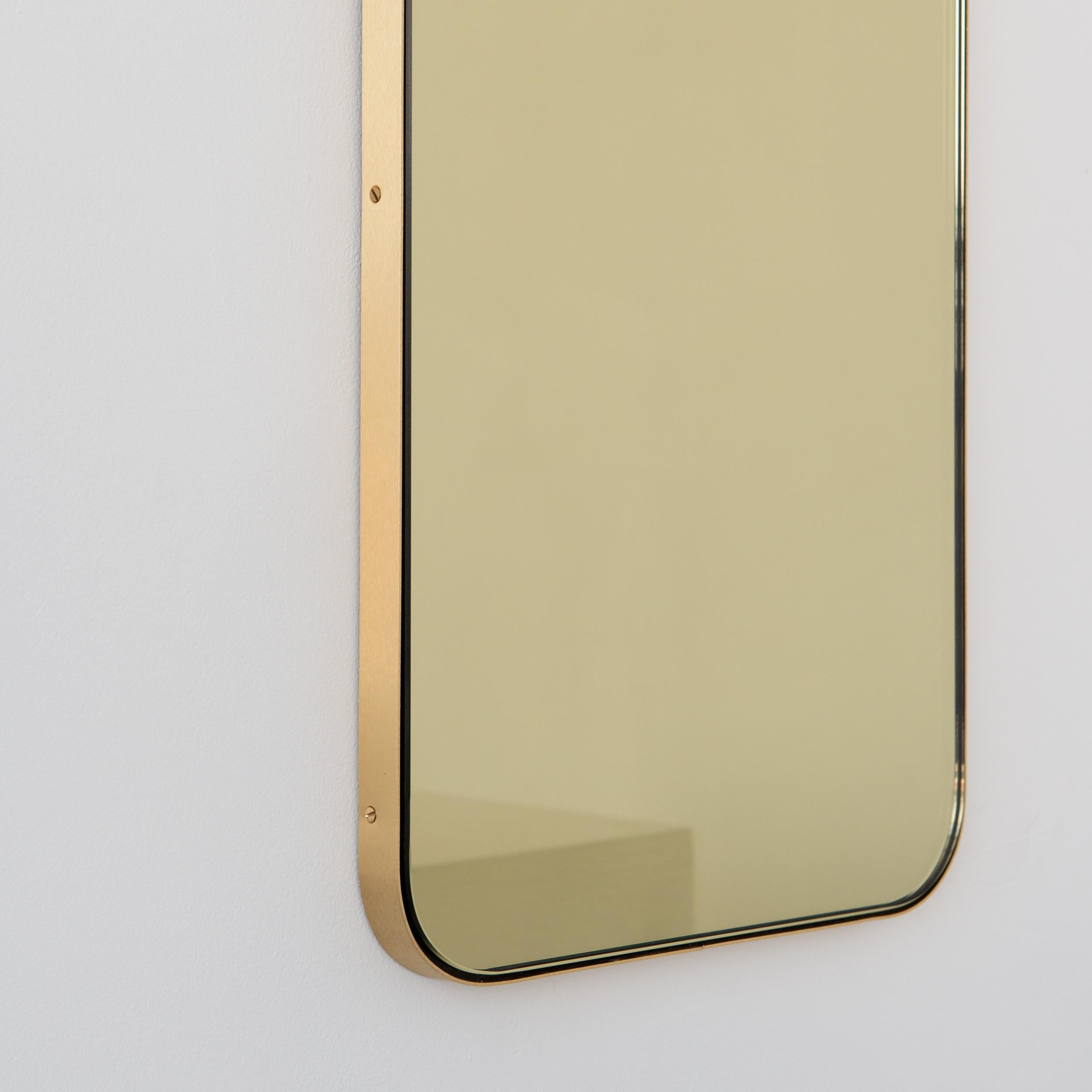 Brossé Quadris Miroir contemporain rectangulaire teinté d'or avec cadre en laiton, moyen en vente