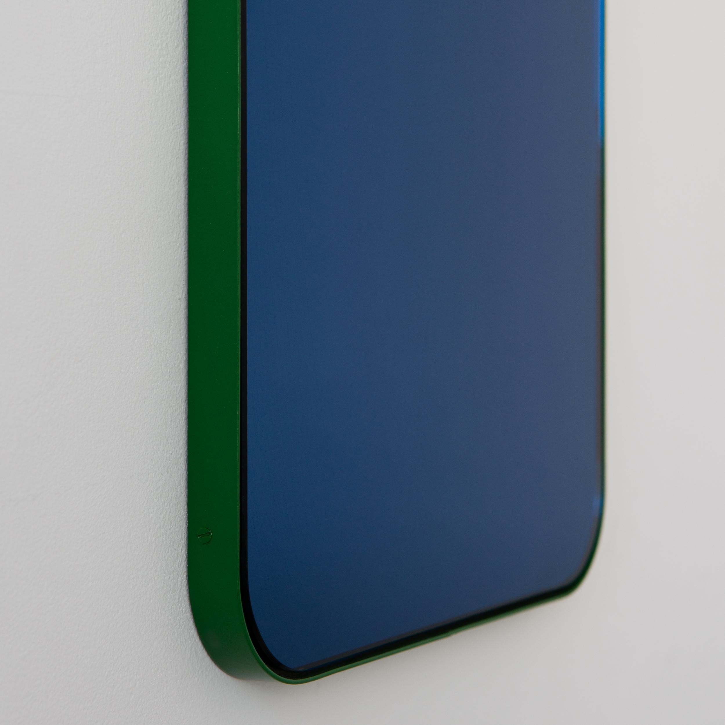 Quadris Rechteckiger zeitgenössischer blauer Spiegel mit grünem Rahmen, Medium (Britisch) im Angebot