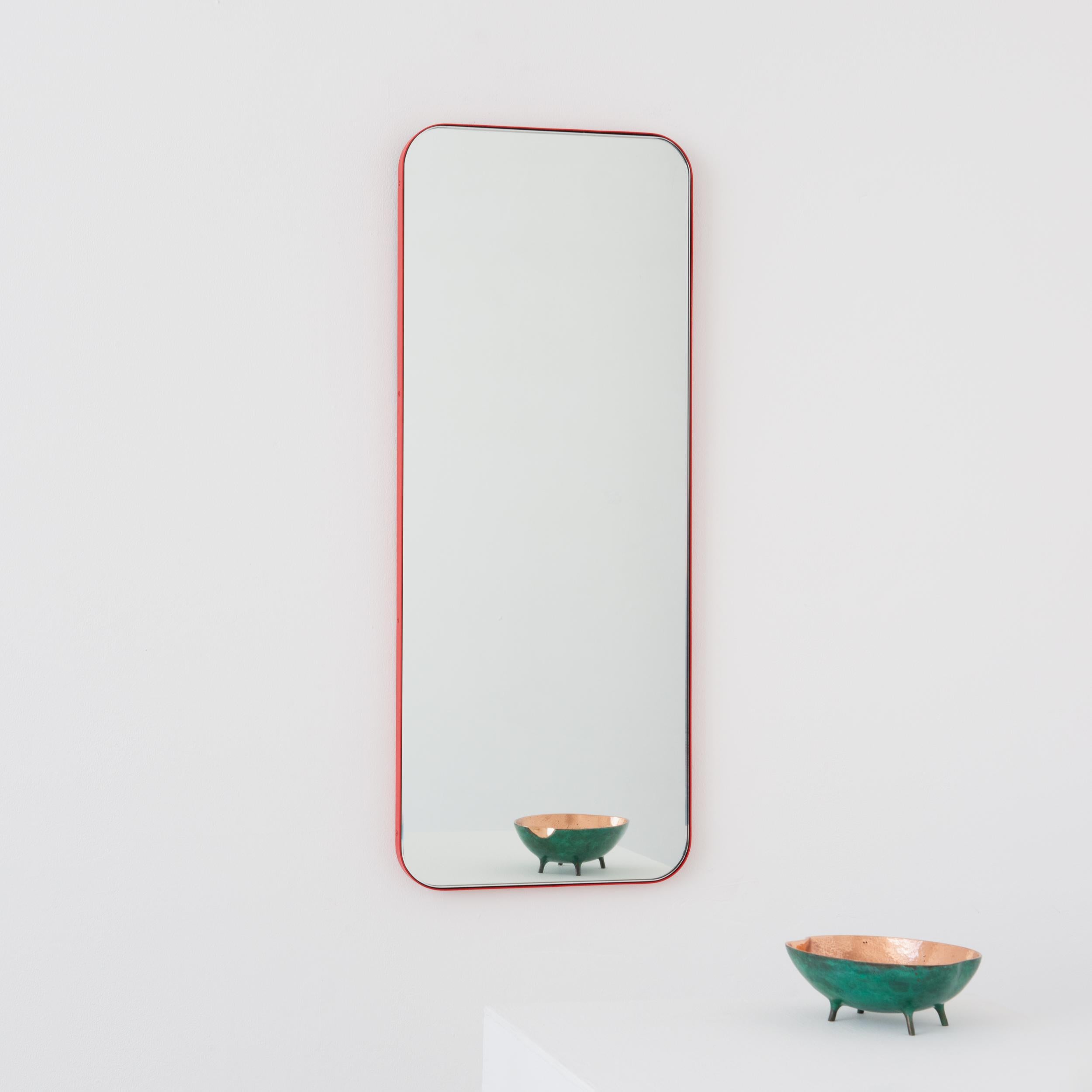 Miroir rectangulaire minimaliste avec un cadre rouge moderne. Une partie de la charmante collection Quadris, conçue et fabriquée à la main à Londres, au Royaume-Uni. 

Fourni avec une barre en z spécialisée pour une installation facile. Un système