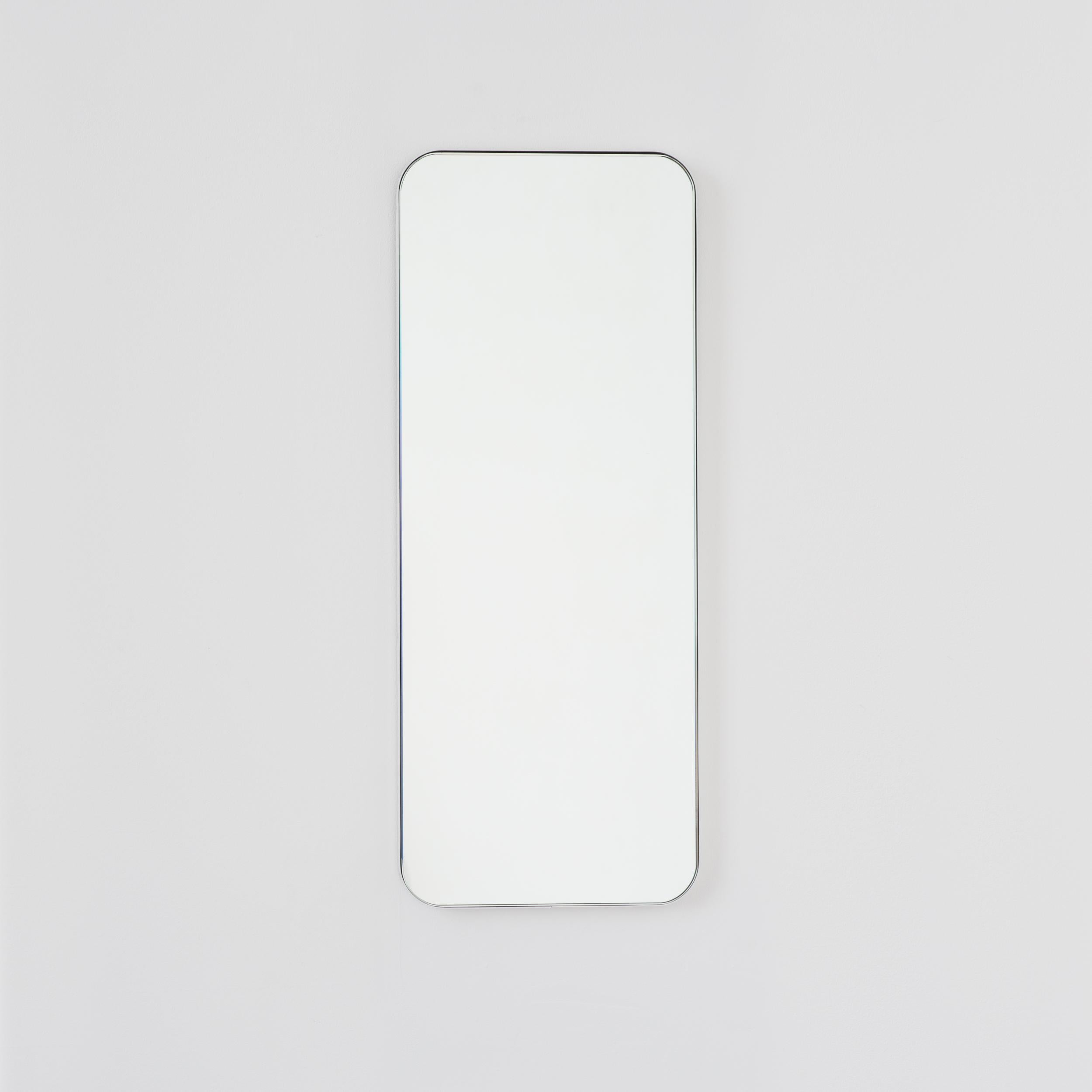 Miroir rectangulaire minimaliste avec un cadre blanc moderne. Une partie de la charmante collection Quadris, conçue et fabriquée à la main à Londres, au Royaume-Uni. 

Fourni avec une barre en z spécialisée pour une installation facile. Un système