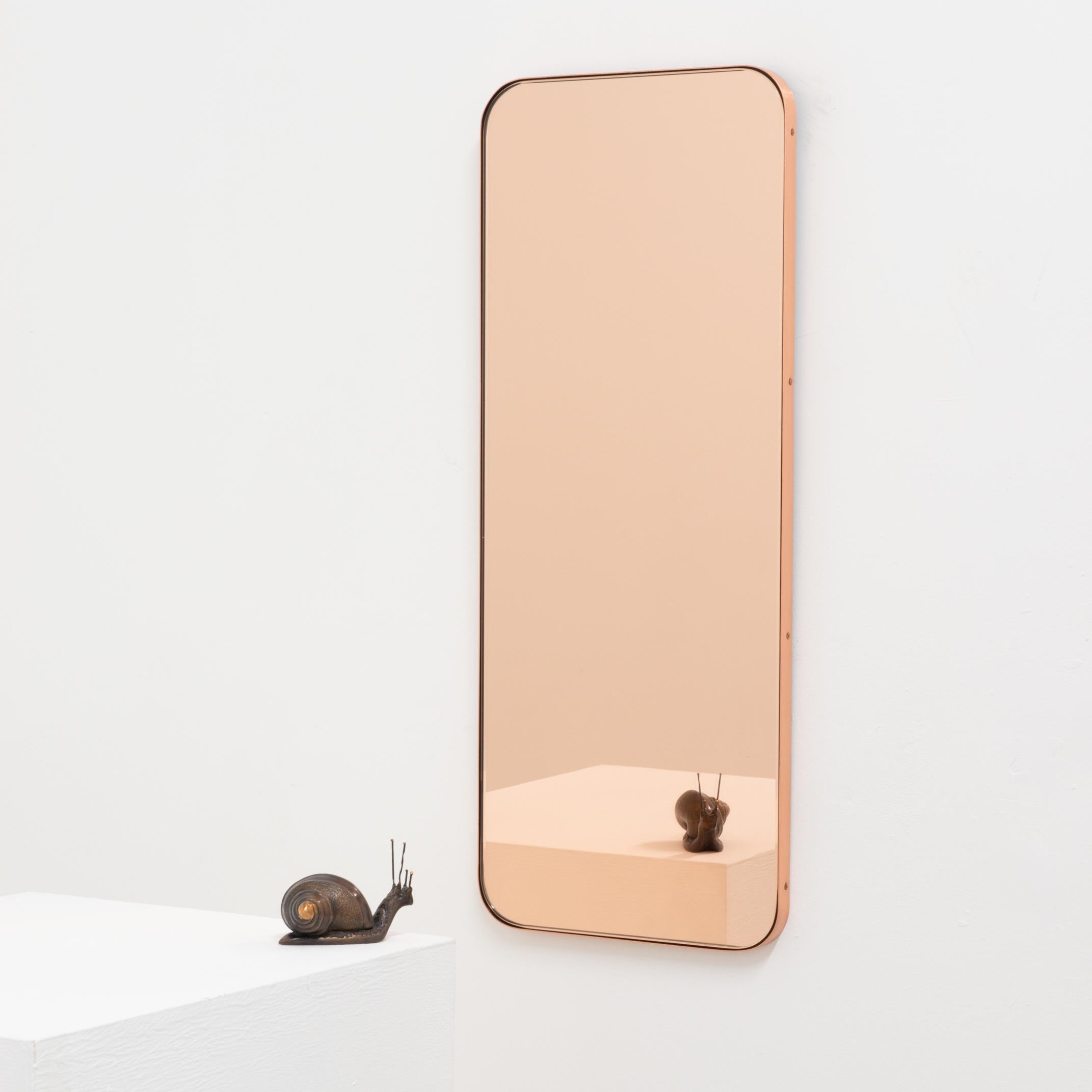 Britannique Quadris Miroir contemporain rectangulaire en or rose avec un cadre en cuivre, petit en vente