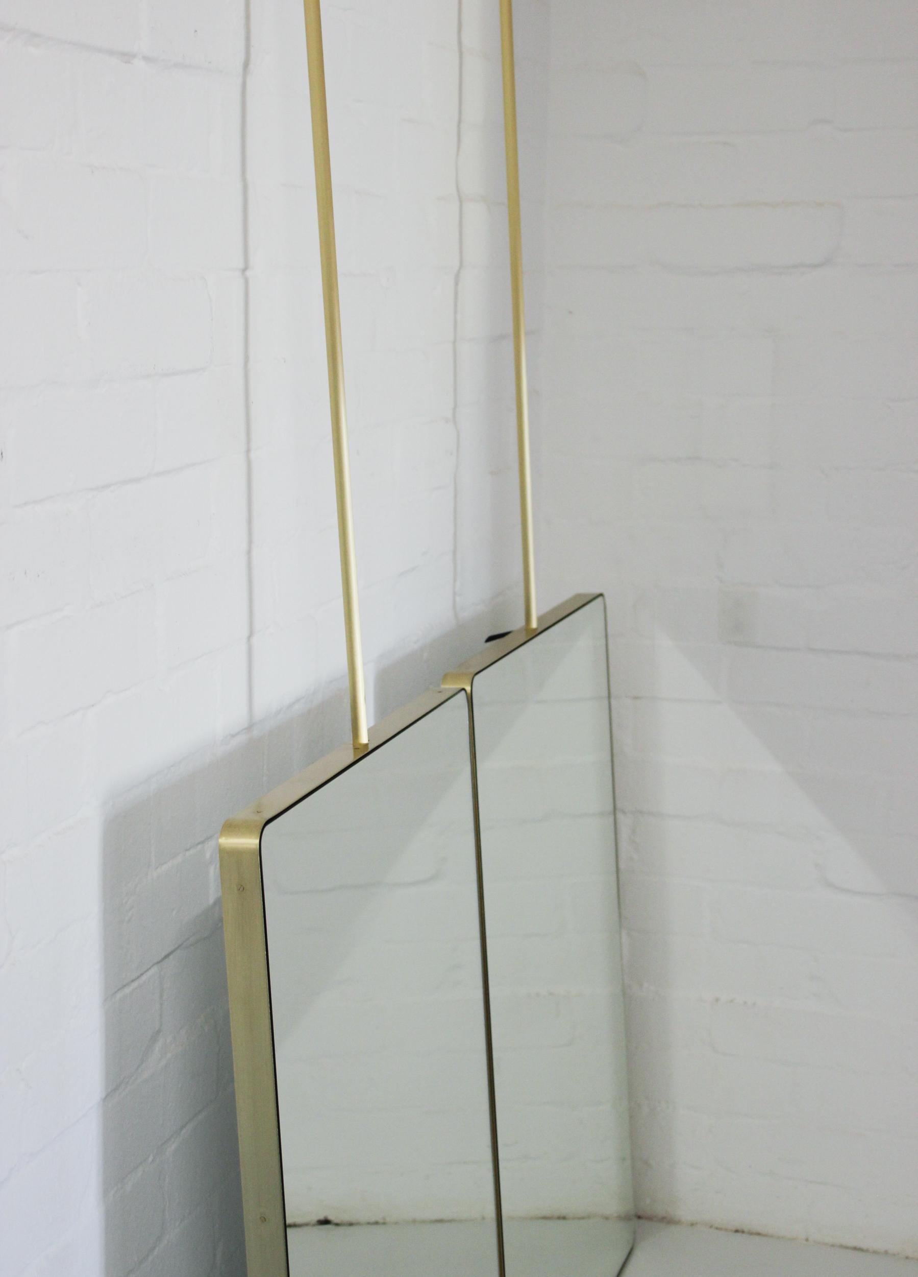 Britannique Miroir de salle de bain moderne rectangulaire suspendu à plafond Quadris avec cadre en laiton en vente